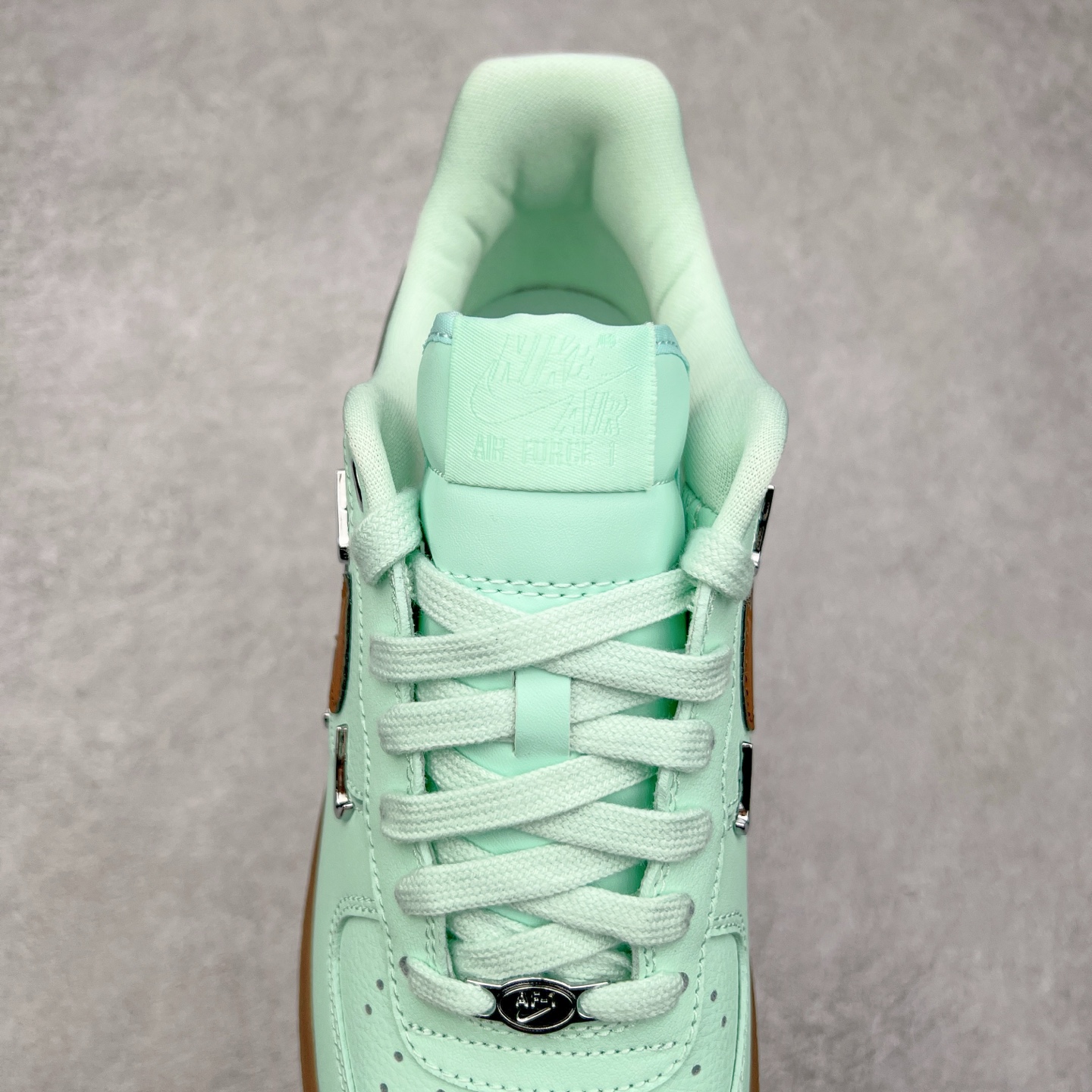 图片[5]-NK Air Force 1´07 Low 空军一号低帮百搭休闲运动板鞋 IB8894-329 柔软、弹性十足的缓震性能和出色的中底设计 横跨复古与现代的外型结合 造就出风靡全球 三十多年的Force 1 直到今天还深受青睐 尺码：36 36.5 37.5 38 38.5 39 40 40.5 41 42 42.5 43 44 44.5 45-选品中心