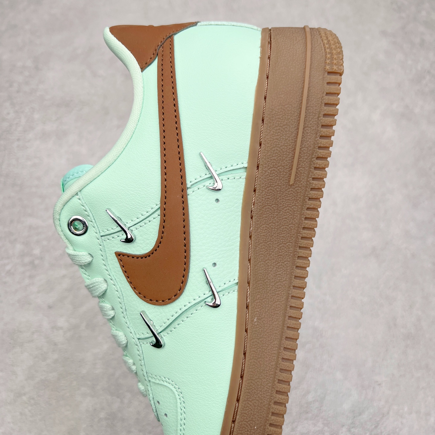 图片[7]-NK Air Force 1´07 Low 空军一号低帮百搭休闲运动板鞋 IB8894-329 柔软、弹性十足的缓震性能和出色的中底设计 横跨复古与现代的外型结合 造就出风靡全球 三十多年的Force 1 直到今天还深受青睐 尺码：36 36.5 37.5 38 38.5 39 40 40.5 41 42 42.5 43 44 44.5 45-选品中心