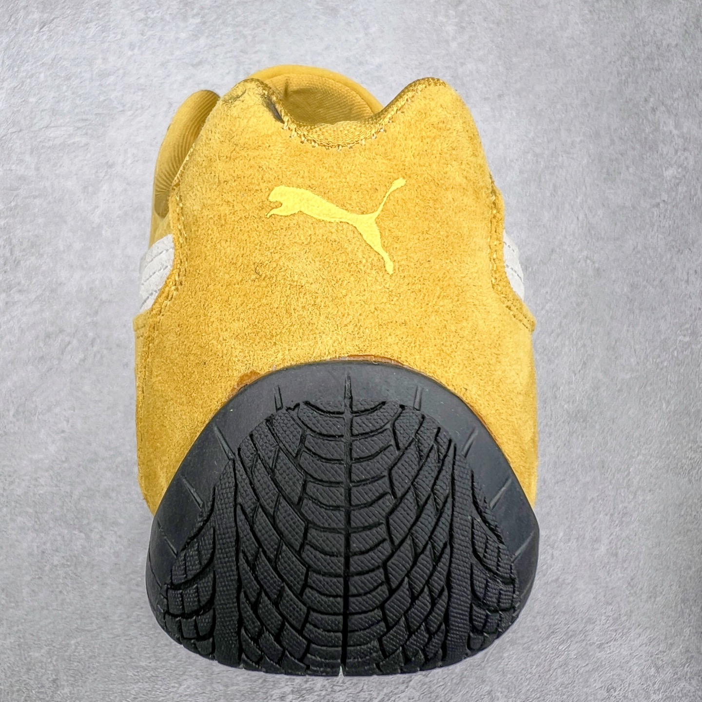 图片[8]-＃TG特价福利 PUMA Speedca OG 彪马极速赛车系列低帮德训风拼接复古百搭休闲运动赛车鞋 鞋款从80、90年代赛车手所穿的防火赛车鞋为原型，鞋身线条模仿了赛车的流线廓形，体现了空气动力学原理的结构。简约流畅的外观，恰好又和贯穿其中的Formstrip Logo融合恰到好处，视觉上细节丰富且协调。本次Speedcat OG鞋款归来，最大看点自然式保留了窄版鞋型以及薄底构造。这两年各品牌鞋底越做越厚，Speedcat反其道而行之，上脚几乎无鞋底的效果带来耳目一新的视觉体验。鞋面依旧是以质感细腻的麂皮材质打造，并且大面积近乎全包裹的使用，复古味道也愈发浓烈。配色上更是将最原始的黑色和红色带回，向F1赛车队的标志性队服致敬。相信让各位一眼种草的更多是出挑的大红色，上脚即可瞬间点亮整体造型，在以球鞋为核心的OOTD中脱颖而出。而另一款黑色则是低调的万金油，彰显新潮个性的同时又不喧宾夺主，也是热爱简约系穿搭朋友的首选。 尺码：35.5 36 37 37.5 38 38.5 39 40 40.5 41 42 42.5 43 44 44.5 45-选品中心