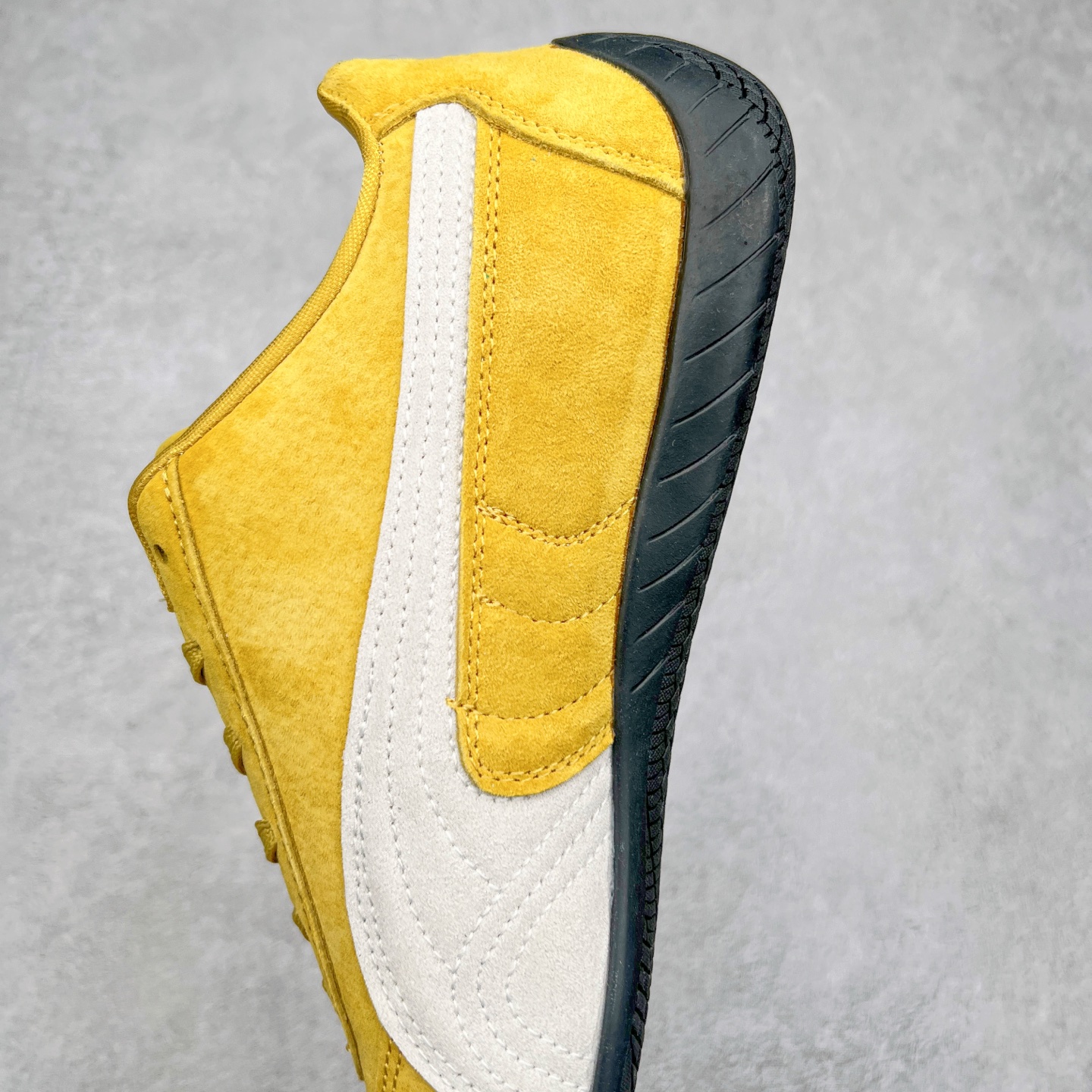 图片[7]-＃TG特价福利 PUMA Speedca OG 彪马极速赛车系列低帮德训风拼接复古百搭休闲运动赛车鞋 鞋款从80、90年代赛车手所穿的防火赛车鞋为原型，鞋身线条模仿了赛车的流线廓形，体现了空气动力学原理的结构。简约流畅的外观，恰好又和贯穿其中的Formstrip Logo融合恰到好处，视觉上细节丰富且协调。本次Speedcat OG鞋款归来，最大看点自然式保留了窄版鞋型以及薄底构造。这两年各品牌鞋底越做越厚，Speedcat反其道而行之，上脚几乎无鞋底的效果带来耳目一新的视觉体验。鞋面依旧是以质感细腻的麂皮材质打造，并且大面积近乎全包裹的使用，复古味道也愈发浓烈。配色上更是将最原始的黑色和红色带回，向F1赛车队的标志性队服致敬。相信让各位一眼种草的更多是出挑的大红色，上脚即可瞬间点亮整体造型，在以球鞋为核心的OOTD中脱颖而出。而另一款黑色则是低调的万金油，彰显新潮个性的同时又不喧宾夺主，也是热爱简约系穿搭朋友的首选。 尺码：35.5 36 37 37.5 38 38.5 39 40 40.5 41 42 42.5 43 44 44.5 45-选品中心