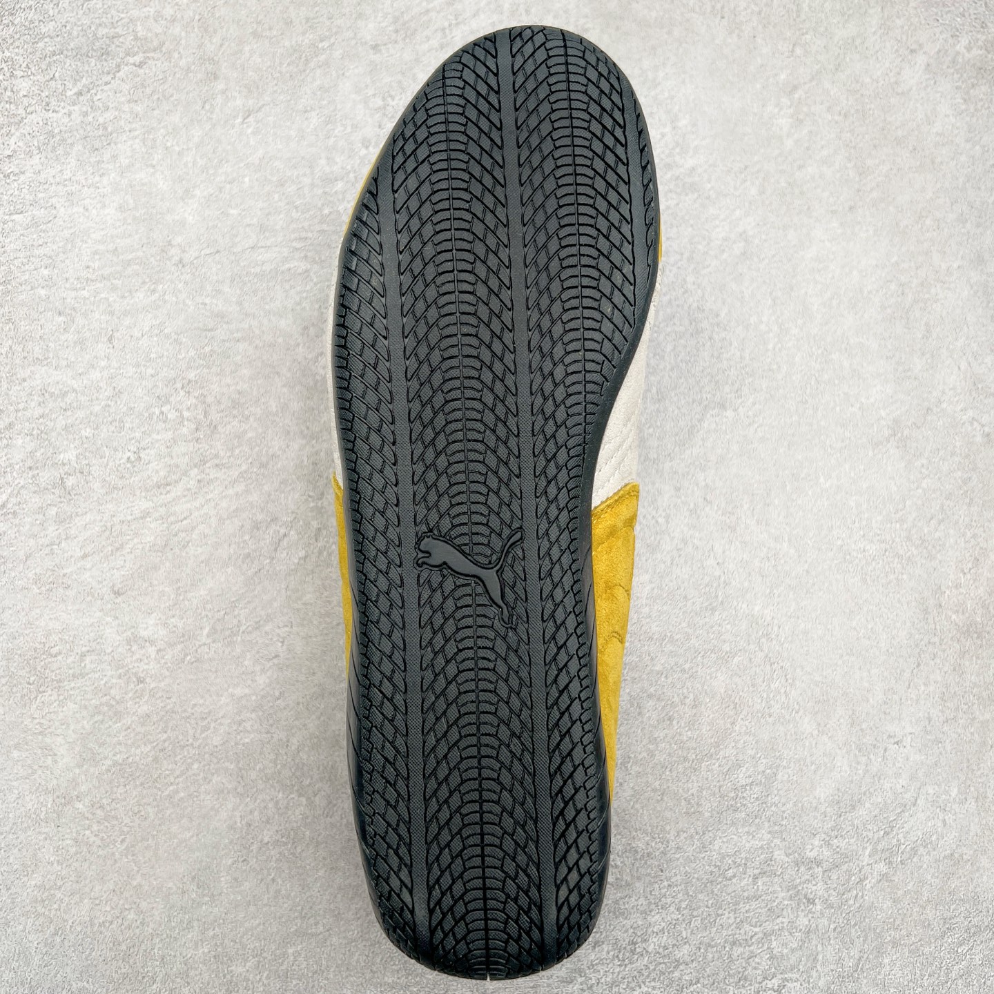 图片[9]-＃TG特价福利 PUMA Speedca OG 彪马极速赛车系列低帮德训风拼接复古百搭休闲运动赛车鞋 鞋款从80、90年代赛车手所穿的防火赛车鞋为原型，鞋身线条模仿了赛车的流线廓形，体现了空气动力学原理的结构。简约流畅的外观，恰好又和贯穿其中的Formstrip Logo融合恰到好处，视觉上细节丰富且协调。本次Speedcat OG鞋款归来，最大看点自然式保留了窄版鞋型以及薄底构造。这两年各品牌鞋底越做越厚，Speedcat反其道而行之，上脚几乎无鞋底的效果带来耳目一新的视觉体验。鞋面依旧是以质感细腻的麂皮材质打造，并且大面积近乎全包裹的使用，复古味道也愈发浓烈。配色上更是将最原始的黑色和红色带回，向F1赛车队的标志性队服致敬。相信让各位一眼种草的更多是出挑的大红色，上脚即可瞬间点亮整体造型，在以球鞋为核心的OOTD中脱颖而出。而另一款黑色则是低调的万金油，彰显新潮个性的同时又不喧宾夺主，也是热爱简约系穿搭朋友的首选。 尺码：35.5 36 37 37.5 38 38.5 39 40 40.5 41 42 42.5 43 44 44.5 45-选品中心