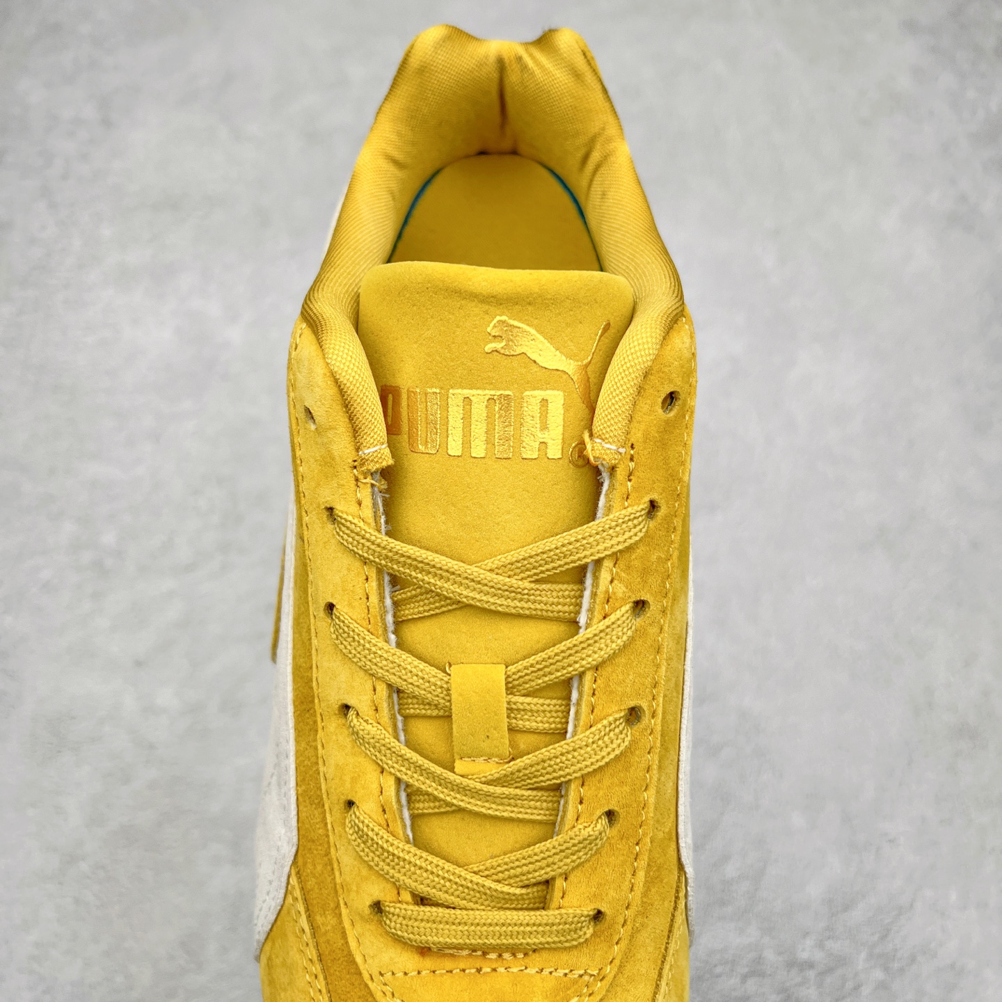 图片[5]-＃TG特价福利 PUMA Speedca OG 彪马极速赛车系列低帮德训风拼接复古百搭休闲运动赛车鞋 鞋款从80、90年代赛车手所穿的防火赛车鞋为原型，鞋身线条模仿了赛车的流线廓形，体现了空气动力学原理的结构。简约流畅的外观，恰好又和贯穿其中的Formstrip Logo融合恰到好处，视觉上细节丰富且协调。本次Speedcat OG鞋款归来，最大看点自然式保留了窄版鞋型以及薄底构造。这两年各品牌鞋底越做越厚，Speedcat反其道而行之，上脚几乎无鞋底的效果带来耳目一新的视觉体验。鞋面依旧是以质感细腻的麂皮材质打造，并且大面积近乎全包裹的使用，复古味道也愈发浓烈。配色上更是将最原始的黑色和红色带回，向F1赛车队的标志性队服致敬。相信让各位一眼种草的更多是出挑的大红色，上脚即可瞬间点亮整体造型，在以球鞋为核心的OOTD中脱颖而出。而另一款黑色则是低调的万金油，彰显新潮个性的同时又不喧宾夺主，也是热爱简约系穿搭朋友的首选。 尺码：35.5 36 37 37.5 38 38.5 39 40 40.5 41 42 42.5 43 44 44.5 45-选品中心