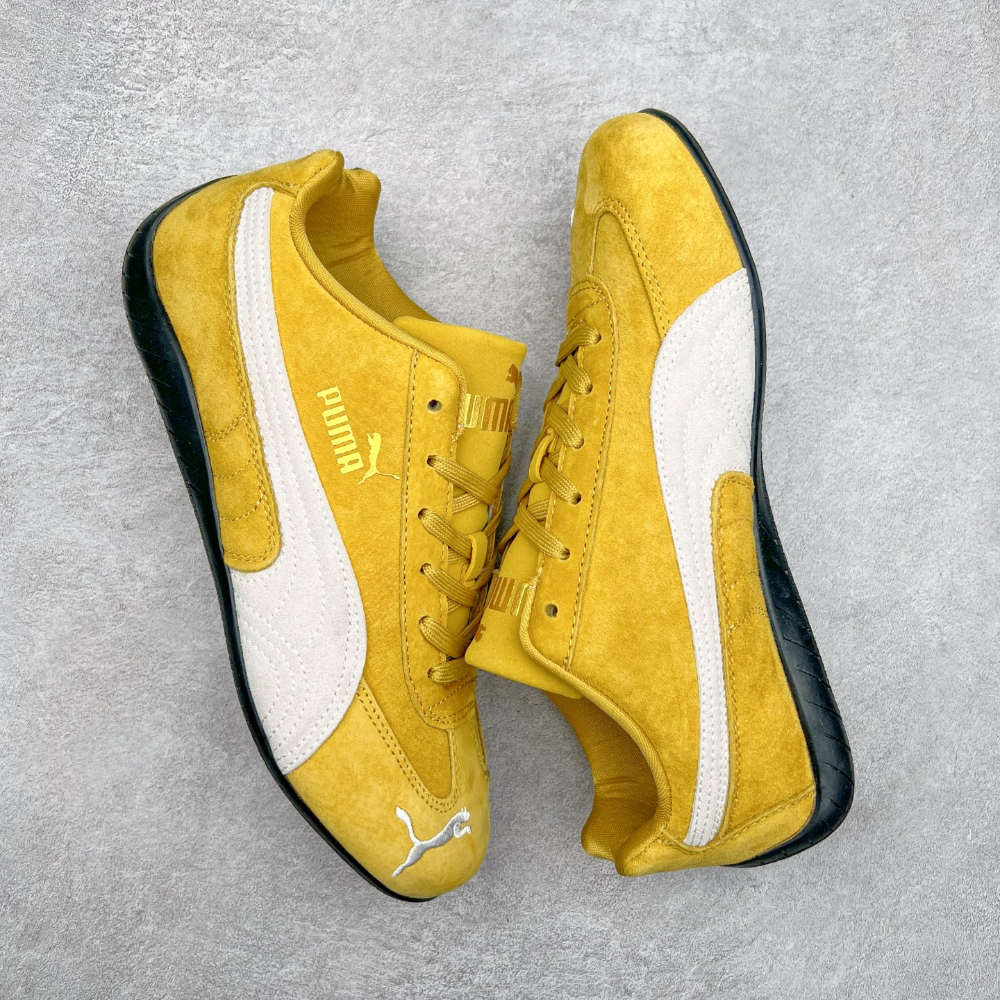 图片[3]-＃TG特价福利 PUMA Speedca OG 彪马极速赛车系列低帮德训风拼接复古百搭休闲运动赛车鞋 鞋款从80、90年代赛车手所穿的防火赛车鞋为原型，鞋身线条模仿了赛车的流线廓形，体现了空气动力学原理的结构。简约流畅的外观，恰好又和贯穿其中的Formstrip Logo融合恰到好处，视觉上细节丰富且协调。本次Speedcat OG鞋款归来，最大看点自然式保留了窄版鞋型以及薄底构造。这两年各品牌鞋底越做越厚，Speedcat反其道而行之，上脚几乎无鞋底的效果带来耳目一新的视觉体验。鞋面依旧是以质感细腻的麂皮材质打造，并且大面积近乎全包裹的使用，复古味道也愈发浓烈。配色上更是将最原始的黑色和红色带回，向F1赛车队的标志性队服致敬。相信让各位一眼种草的更多是出挑的大红色，上脚即可瞬间点亮整体造型，在以球鞋为核心的OOTD中脱颖而出。而另一款黑色则是低调的万金油，彰显新潮个性的同时又不喧宾夺主，也是热爱简约系穿搭朋友的首选。 尺码：35.5 36 37 37.5 38 38.5 39 40 40.5 41 42 42.5 43 44 44.5 45-选品中心