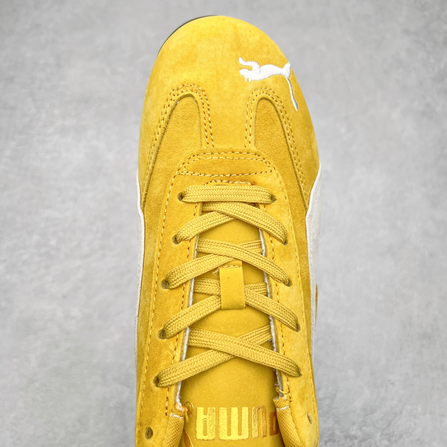 图片[4]-＃TG特价福利 PUMA Speedca OG 彪马极速赛车系列低帮德训风拼接复古百搭休闲运动赛车鞋 鞋款从80、90年代赛车手所穿的防火赛车鞋为原型，鞋身线条模仿了赛车的流线廓形，体现了空气动力学原理的结构。简约流畅的外观，恰好又和贯穿其中的Formstrip Logo融合恰到好处，视觉上细节丰富且协调。本次Speedcat OG鞋款归来，最大看点自然式保留了窄版鞋型以及薄底构造。这两年各品牌鞋底越做越厚，Speedcat反其道而行之，上脚几乎无鞋底的效果带来耳目一新的视觉体验。鞋面依旧是以质感细腻的麂皮材质打造，并且大面积近乎全包裹的使用，复古味道也愈发浓烈。配色上更是将最原始的黑色和红色带回，向F1赛车队的标志性队服致敬。相信让各位一眼种草的更多是出挑的大红色，上脚即可瞬间点亮整体造型，在以球鞋为核心的OOTD中脱颖而出。而另一款黑色则是低调的万金油，彰显新潮个性的同时又不喧宾夺主，也是热爱简约系穿搭朋友的首选。 尺码：35.5 36 37 37.5 38 38.5 39 40 40.5 41 42 42.5 43 44 44.5 45-选品中心