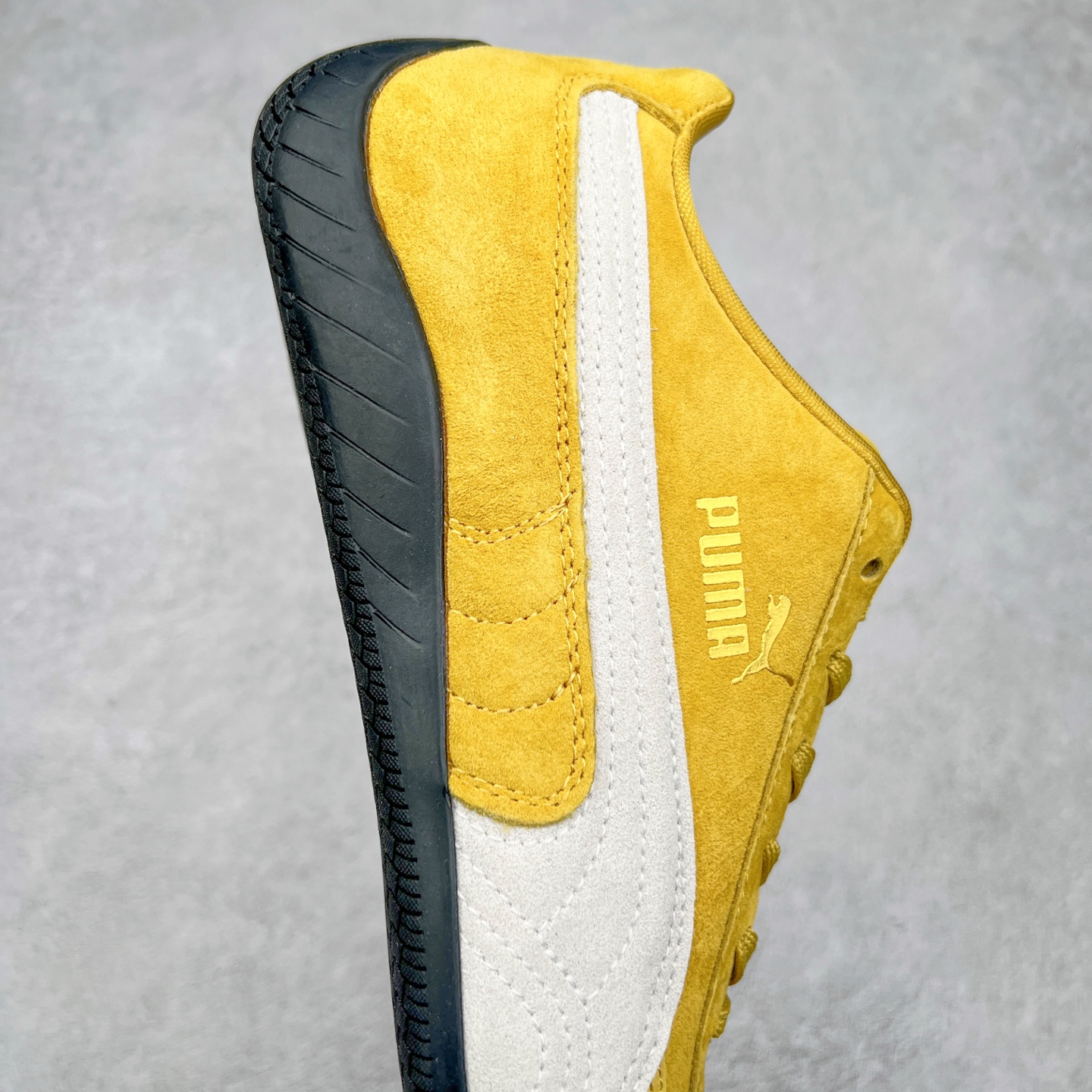 图片[6]-＃TG特价福利 PUMA Speedca OG 彪马极速赛车系列低帮德训风拼接复古百搭休闲运动赛车鞋 鞋款从80、90年代赛车手所穿的防火赛车鞋为原型，鞋身线条模仿了赛车的流线廓形，体现了空气动力学原理的结构。简约流畅的外观，恰好又和贯穿其中的Formstrip Logo融合恰到好处，视觉上细节丰富且协调。本次Speedcat OG鞋款归来，最大看点自然式保留了窄版鞋型以及薄底构造。这两年各品牌鞋底越做越厚，Speedcat反其道而行之，上脚几乎无鞋底的效果带来耳目一新的视觉体验。鞋面依旧是以质感细腻的麂皮材质打造，并且大面积近乎全包裹的使用，复古味道也愈发浓烈。配色上更是将最原始的黑色和红色带回，向F1赛车队的标志性队服致敬。相信让各位一眼种草的更多是出挑的大红色，上脚即可瞬间点亮整体造型，在以球鞋为核心的OOTD中脱颖而出。而另一款黑色则是低调的万金油，彰显新潮个性的同时又不喧宾夺主，也是热爱简约系穿搭朋友的首选。 尺码：35.5 36 37 37.5 38 38.5 39 40 40.5 41 42 42.5 43 44 44.5 45-选品中心