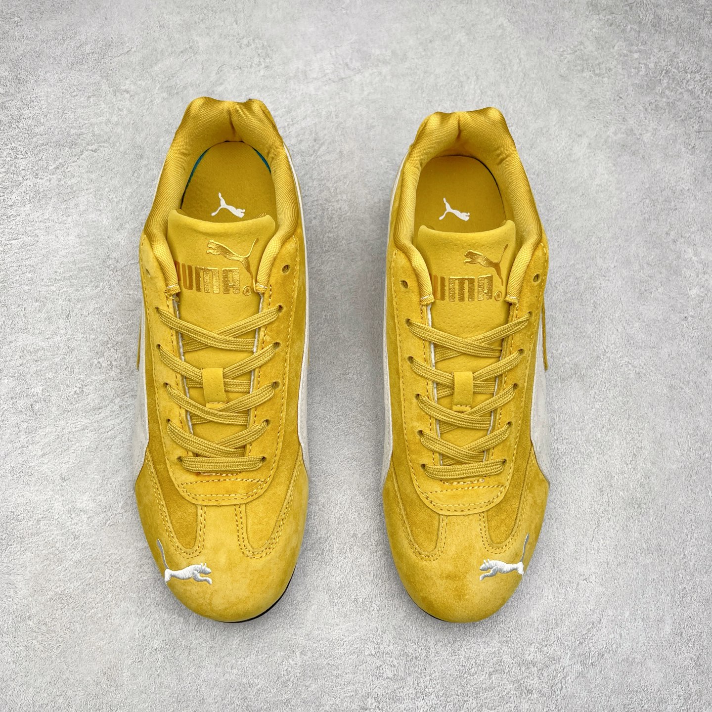 图片[2]-＃TG特价福利 PUMA Speedca OG 彪马极速赛车系列低帮德训风拼接复古百搭休闲运动赛车鞋 鞋款从80、90年代赛车手所穿的防火赛车鞋为原型，鞋身线条模仿了赛车的流线廓形，体现了空气动力学原理的结构。简约流畅的外观，恰好又和贯穿其中的Formstrip Logo融合恰到好处，视觉上细节丰富且协调。本次Speedcat OG鞋款归来，最大看点自然式保留了窄版鞋型以及薄底构造。这两年各品牌鞋底越做越厚，Speedcat反其道而行之，上脚几乎无鞋底的效果带来耳目一新的视觉体验。鞋面依旧是以质感细腻的麂皮材质打造，并且大面积近乎全包裹的使用，复古味道也愈发浓烈。配色上更是将最原始的黑色和红色带回，向F1赛车队的标志性队服致敬。相信让各位一眼种草的更多是出挑的大红色，上脚即可瞬间点亮整体造型，在以球鞋为核心的OOTD中脱颖而出。而另一款黑色则是低调的万金油，彰显新潮个性的同时又不喧宾夺主，也是热爱简约系穿搭朋友的首选。 尺码：35.5 36 37 37.5 38 38.5 39 40 40.5 41 42 42.5 43 44 44.5 45-选品中心