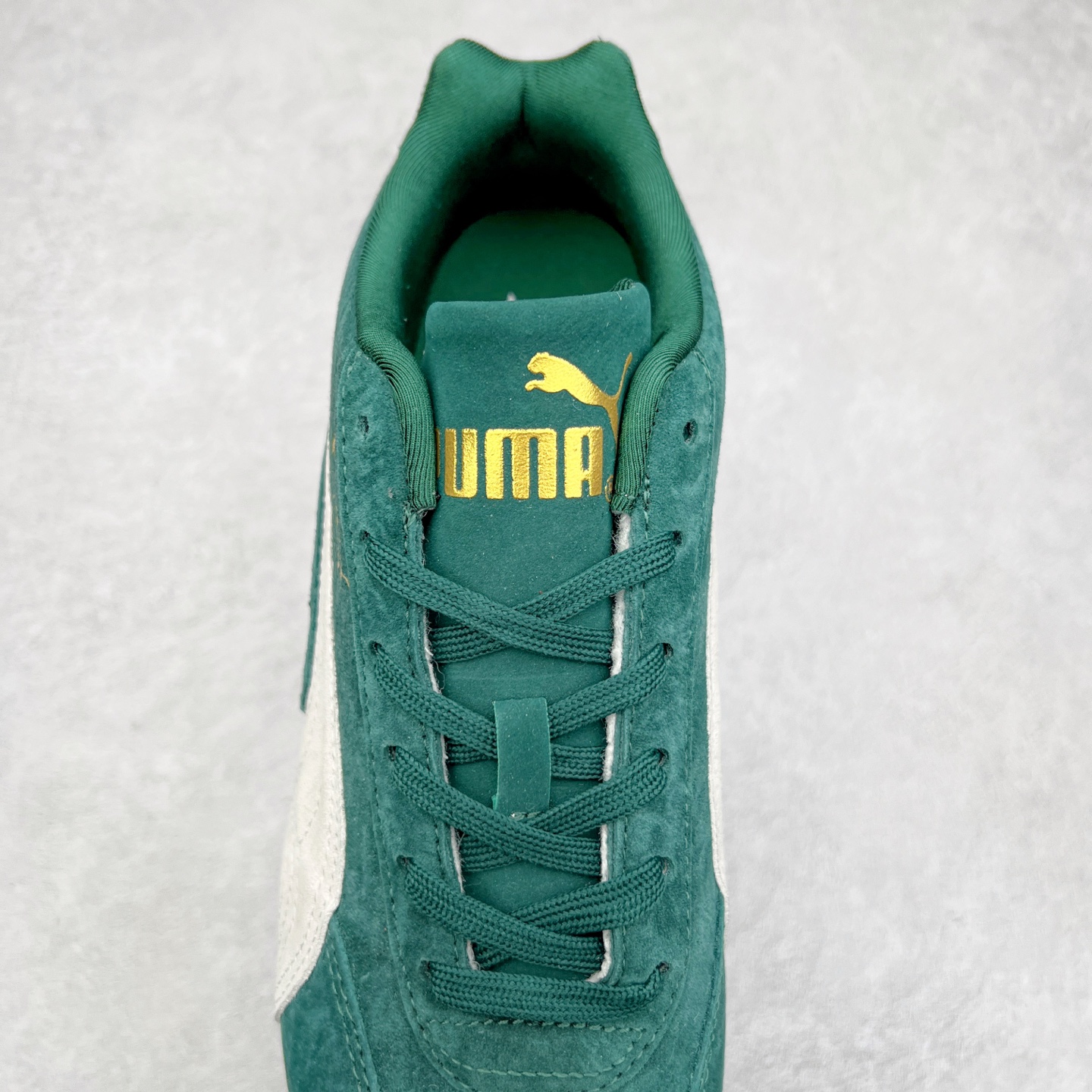 图片[5]-＃TG特价福利 PUMA Speedca OG 彪马极速赛车系列低帮德训风拼接复古百搭休闲运动赛车鞋 鞋款从80、90年代赛车手所穿的防火赛车鞋为原型，鞋身线条模仿了赛车的流线廓形，体现了空气动力学原理的结构。简约流畅的外观，恰好又和贯穿其中的Formstrip Logo融合恰到好处，视觉上细节丰富且协调。本次Speedcat OG鞋款归来，最大看点自然式保留了窄版鞋型以及薄底构造。这两年各品牌鞋底越做越厚，Speedcat反其道而行之，上脚几乎无鞋底的效果带来耳目一新的视觉体验。鞋面依旧是以质感细腻的麂皮材质打造，并且大面积近乎全包裹的使用，复古味道也愈发浓烈。配色上更是将最原始的黑色和红色带回，向F1赛车队的标志性队服致敬。相信让各位一眼种草的更多是出挑的大红色，上脚即可瞬间点亮整体造型，在以球鞋为核心的OOTD中脱颖而出。而另一款黑色则是低调的万金油，彰显新潮个性的同时又不喧宾夺主，也是热爱简约系穿搭朋友的首选。 尺码：35.5 36 37 37.5 38 38.5 39 40 40.5 41 42 42.5 43 44 44.5 45-选品中心