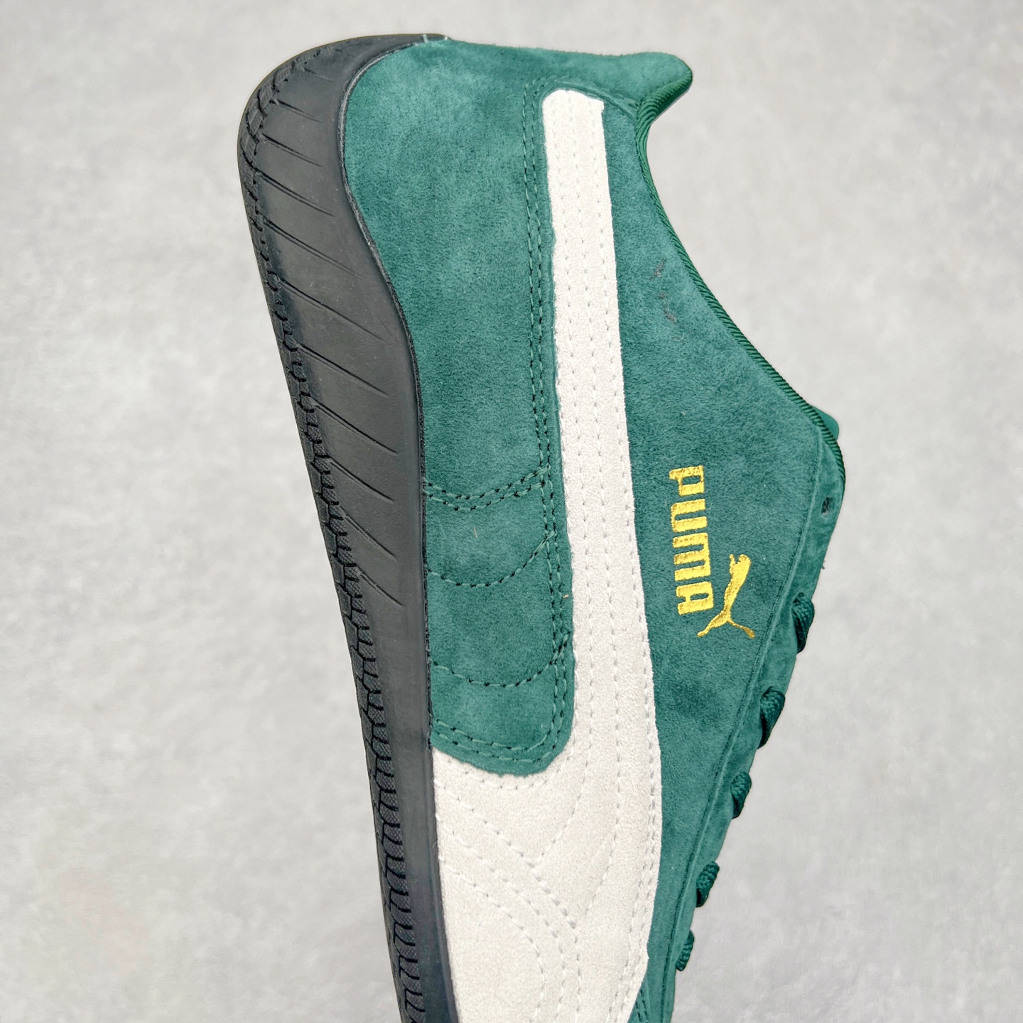 图片[6]-＃TG特价福利 PUMA Speedca OG 彪马极速赛车系列低帮德训风拼接复古百搭休闲运动赛车鞋 鞋款从80、90年代赛车手所穿的防火赛车鞋为原型，鞋身线条模仿了赛车的流线廓形，体现了空气动力学原理的结构。简约流畅的外观，恰好又和贯穿其中的Formstrip Logo融合恰到好处，视觉上细节丰富且协调。本次Speedcat OG鞋款归来，最大看点自然式保留了窄版鞋型以及薄底构造。这两年各品牌鞋底越做越厚，Speedcat反其道而行之，上脚几乎无鞋底的效果带来耳目一新的视觉体验。鞋面依旧是以质感细腻的麂皮材质打造，并且大面积近乎全包裹的使用，复古味道也愈发浓烈。配色上更是将最原始的黑色和红色带回，向F1赛车队的标志性队服致敬。相信让各位一眼种草的更多是出挑的大红色，上脚即可瞬间点亮整体造型，在以球鞋为核心的OOTD中脱颖而出。而另一款黑色则是低调的万金油，彰显新潮个性的同时又不喧宾夺主，也是热爱简约系穿搭朋友的首选。 尺码：35.5 36 37 37.5 38 38.5 39 40 40.5 41 42 42.5 43 44 44.5 45-选品中心