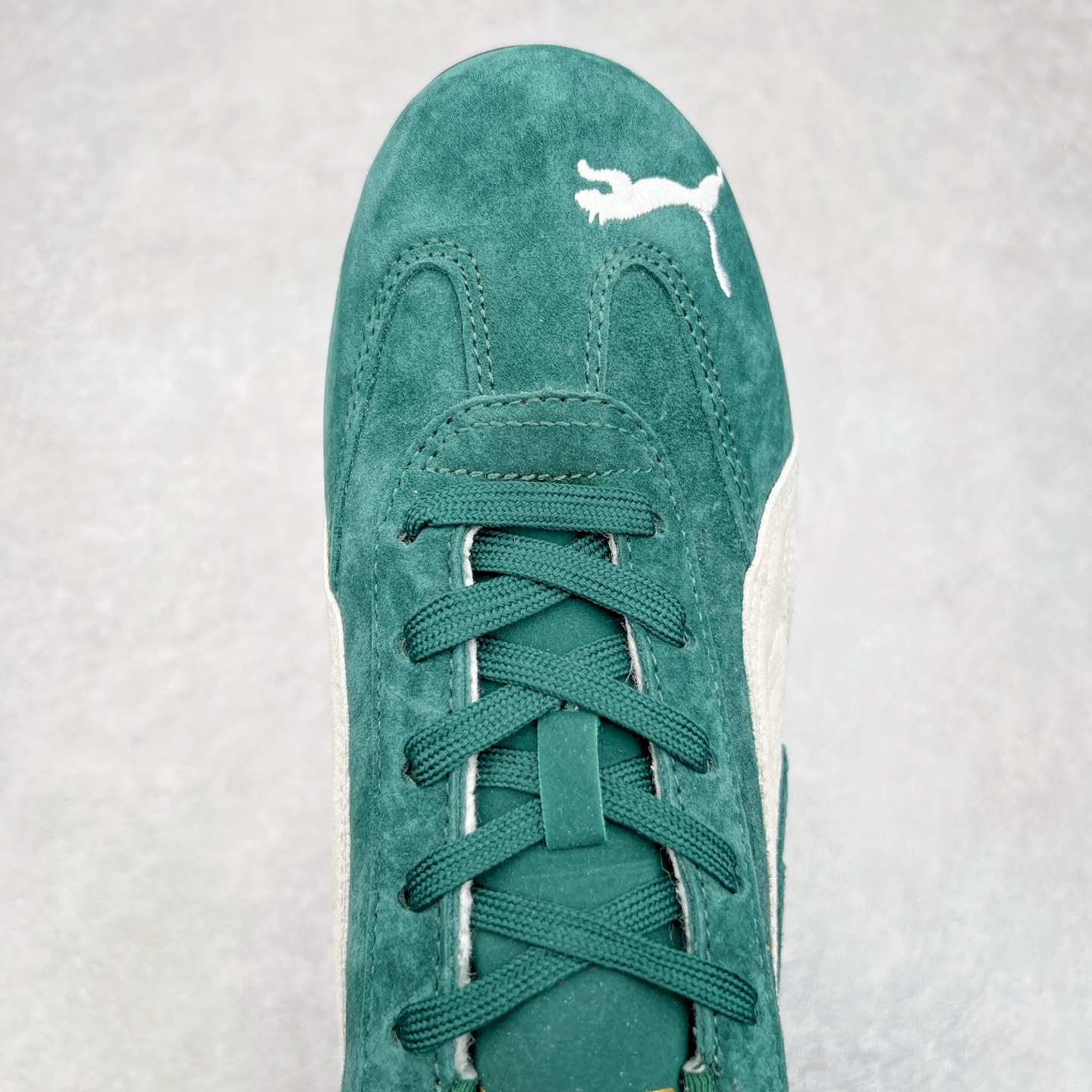 图片[4]-＃TG特价福利 PUMA Speedca OG 彪马极速赛车系列低帮德训风拼接复古百搭休闲运动赛车鞋 鞋款从80、90年代赛车手所穿的防火赛车鞋为原型，鞋身线条模仿了赛车的流线廓形，体现了空气动力学原理的结构。简约流畅的外观，恰好又和贯穿其中的Formstrip Logo融合恰到好处，视觉上细节丰富且协调。本次Speedcat OG鞋款归来，最大看点自然式保留了窄版鞋型以及薄底构造。这两年各品牌鞋底越做越厚，Speedcat反其道而行之，上脚几乎无鞋底的效果带来耳目一新的视觉体验。鞋面依旧是以质感细腻的麂皮材质打造，并且大面积近乎全包裹的使用，复古味道也愈发浓烈。配色上更是将最原始的黑色和红色带回，向F1赛车队的标志性队服致敬。相信让各位一眼种草的更多是出挑的大红色，上脚即可瞬间点亮整体造型，在以球鞋为核心的OOTD中脱颖而出。而另一款黑色则是低调的万金油，彰显新潮个性的同时又不喧宾夺主，也是热爱简约系穿搭朋友的首选。 尺码：35.5 36 37 37.5 38 38.5 39 40 40.5 41 42 42.5 43 44 44.5 45-选品中心