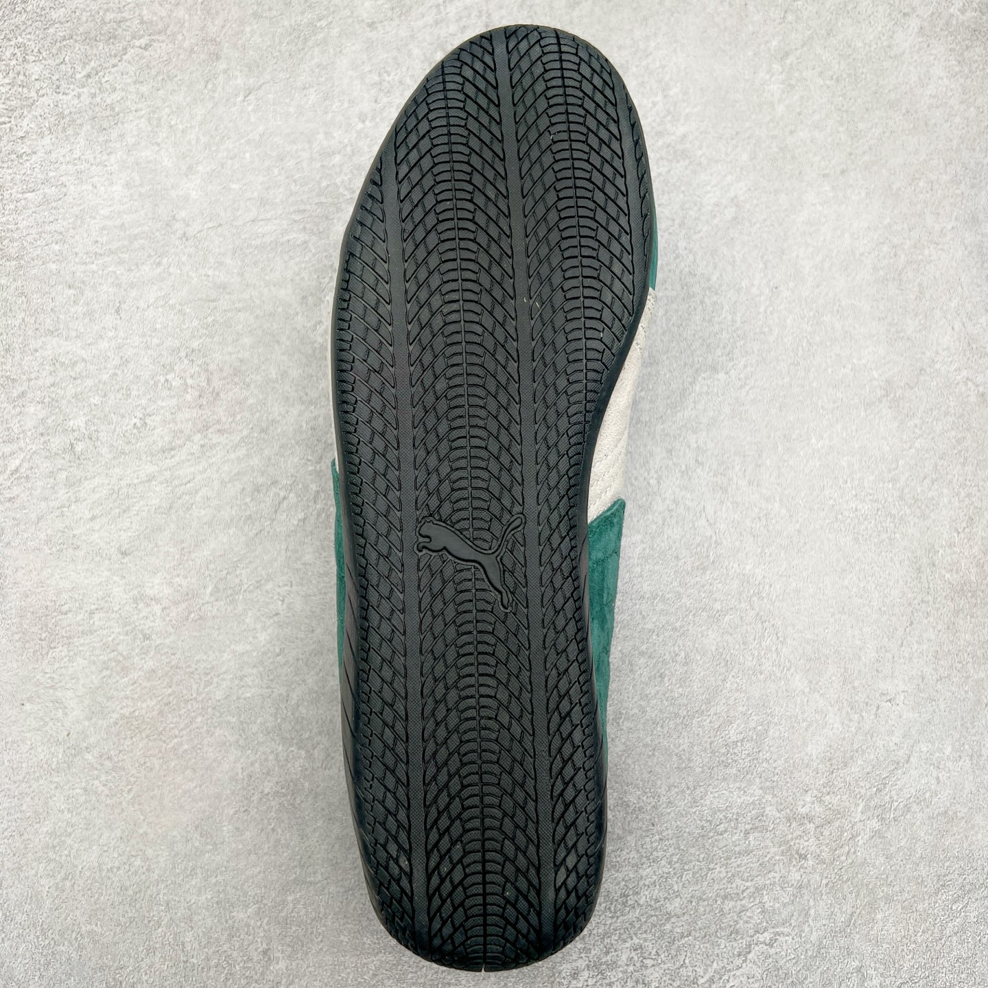 图片[9]-＃TG特价福利 PUMA Speedca OG 彪马极速赛车系列低帮德训风拼接复古百搭休闲运动赛车鞋 鞋款从80、90年代赛车手所穿的防火赛车鞋为原型，鞋身线条模仿了赛车的流线廓形，体现了空气动力学原理的结构。简约流畅的外观，恰好又和贯穿其中的Formstrip Logo融合恰到好处，视觉上细节丰富且协调。本次Speedcat OG鞋款归来，最大看点自然式保留了窄版鞋型以及薄底构造。这两年各品牌鞋底越做越厚，Speedcat反其道而行之，上脚几乎无鞋底的效果带来耳目一新的视觉体验。鞋面依旧是以质感细腻的麂皮材质打造，并且大面积近乎全包裹的使用，复古味道也愈发浓烈。配色上更是将最原始的黑色和红色带回，向F1赛车队的标志性队服致敬。相信让各位一眼种草的更多是出挑的大红色，上脚即可瞬间点亮整体造型，在以球鞋为核心的OOTD中脱颖而出。而另一款黑色则是低调的万金油，彰显新潮个性的同时又不喧宾夺主，也是热爱简约系穿搭朋友的首选。 尺码：35.5 36 37 37.5 38 38.5 39 40 40.5 41 42 42.5 43 44 44.5 45-选品中心