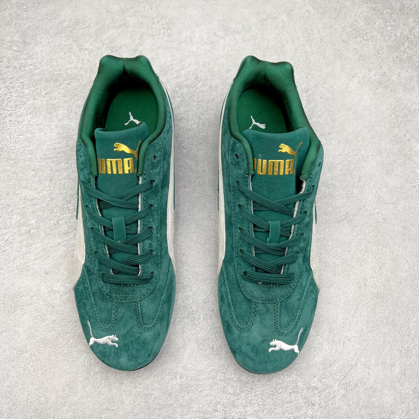 图片[2]-＃TG特价福利 PUMA Speedca OG 彪马极速赛车系列低帮德训风拼接复古百搭休闲运动赛车鞋 鞋款从80、90年代赛车手所穿的防火赛车鞋为原型，鞋身线条模仿了赛车的流线廓形，体现了空气动力学原理的结构。简约流畅的外观，恰好又和贯穿其中的Formstrip Logo融合恰到好处，视觉上细节丰富且协调。本次Speedcat OG鞋款归来，最大看点自然式保留了窄版鞋型以及薄底构造。这两年各品牌鞋底越做越厚，Speedcat反其道而行之，上脚几乎无鞋底的效果带来耳目一新的视觉体验。鞋面依旧是以质感细腻的麂皮材质打造，并且大面积近乎全包裹的使用，复古味道也愈发浓烈。配色上更是将最原始的黑色和红色带回，向F1赛车队的标志性队服致敬。相信让各位一眼种草的更多是出挑的大红色，上脚即可瞬间点亮整体造型，在以球鞋为核心的OOTD中脱颖而出。而另一款黑色则是低调的万金油，彰显新潮个性的同时又不喧宾夺主，也是热爱简约系穿搭朋友的首选。 尺码：35.5 36 37 37.5 38 38.5 39 40 40.5 41 42 42.5 43 44 44.5 45-选品中心