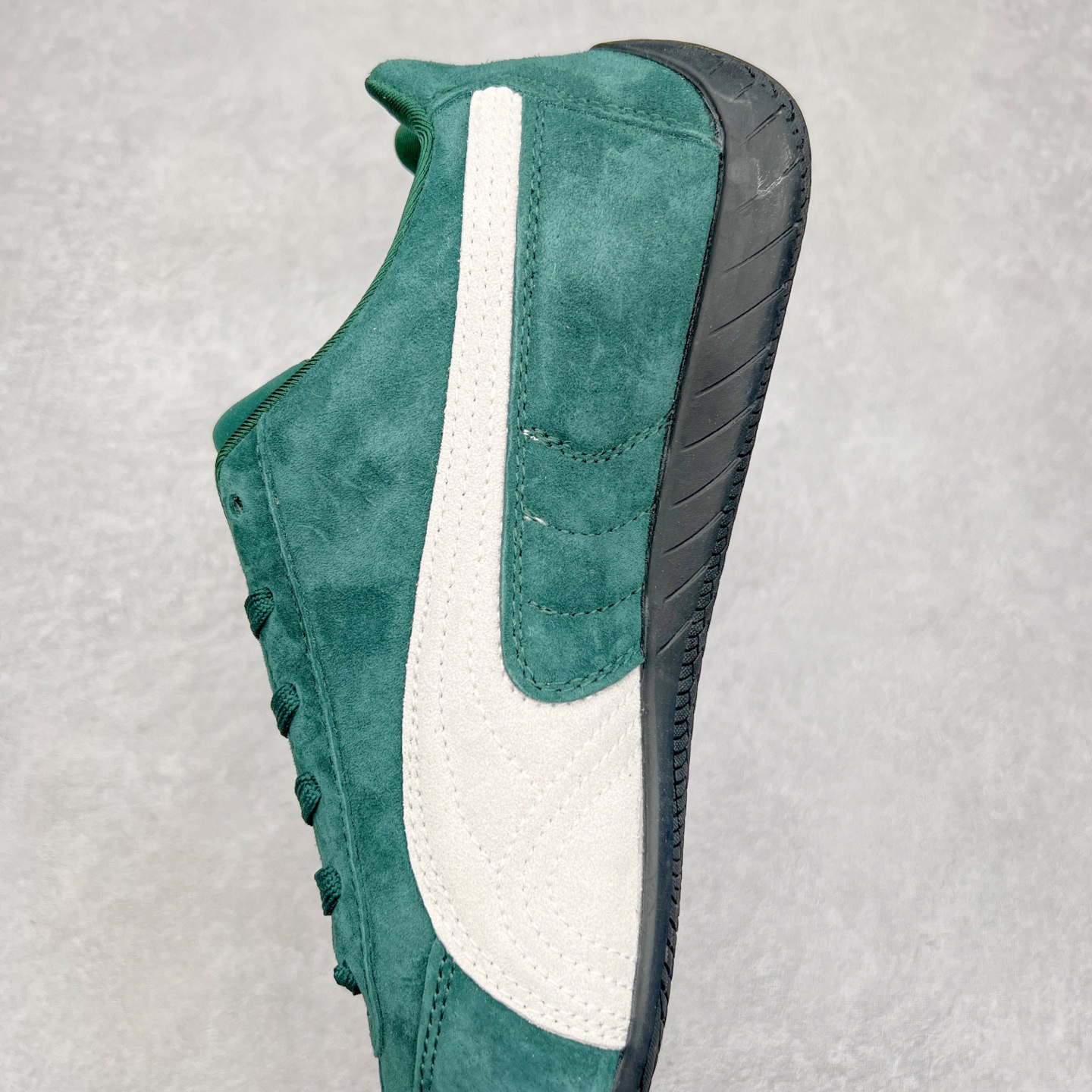 图片[7]-＃TG特价福利 PUMA Speedca OG 彪马极速赛车系列低帮德训风拼接复古百搭休闲运动赛车鞋 鞋款从80、90年代赛车手所穿的防火赛车鞋为原型，鞋身线条模仿了赛车的流线廓形，体现了空气动力学原理的结构。简约流畅的外观，恰好又和贯穿其中的Formstrip Logo融合恰到好处，视觉上细节丰富且协调。本次Speedcat OG鞋款归来，最大看点自然式保留了窄版鞋型以及薄底构造。这两年各品牌鞋底越做越厚，Speedcat反其道而行之，上脚几乎无鞋底的效果带来耳目一新的视觉体验。鞋面依旧是以质感细腻的麂皮材质打造，并且大面积近乎全包裹的使用，复古味道也愈发浓烈。配色上更是将最原始的黑色和红色带回，向F1赛车队的标志性队服致敬。相信让各位一眼种草的更多是出挑的大红色，上脚即可瞬间点亮整体造型，在以球鞋为核心的OOTD中脱颖而出。而另一款黑色则是低调的万金油，彰显新潮个性的同时又不喧宾夺主，也是热爱简约系穿搭朋友的首选。 尺码：35.5 36 37 37.5 38 38.5 39 40 40.5 41 42 42.5 43 44 44.5 45-选品中心