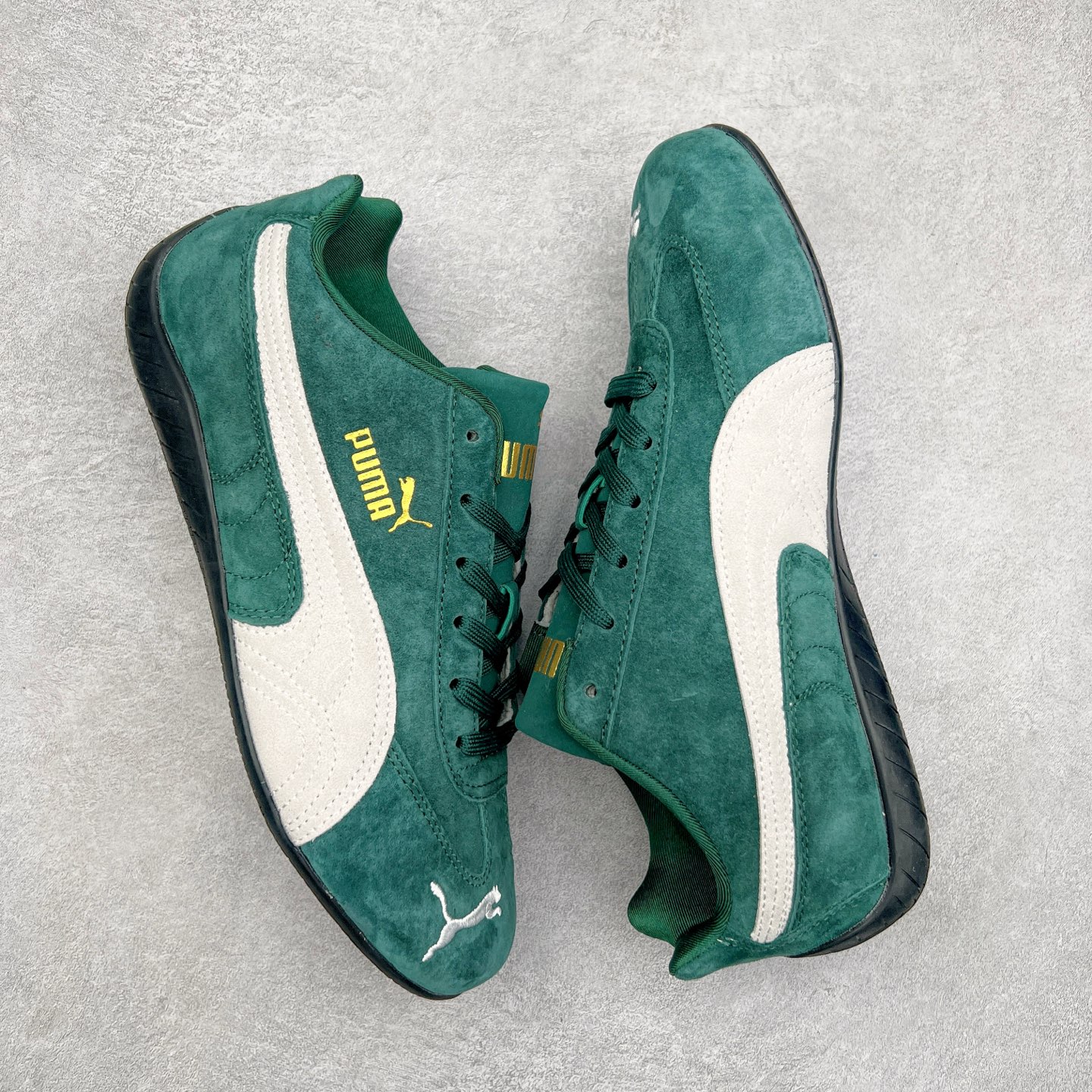 图片[3]-＃TG特价福利 PUMA Speedca OG 彪马极速赛车系列低帮德训风拼接复古百搭休闲运动赛车鞋 鞋款从80、90年代赛车手所穿的防火赛车鞋为原型，鞋身线条模仿了赛车的流线廓形，体现了空气动力学原理的结构。简约流畅的外观，恰好又和贯穿其中的Formstrip Logo融合恰到好处，视觉上细节丰富且协调。本次Speedcat OG鞋款归来，最大看点自然式保留了窄版鞋型以及薄底构造。这两年各品牌鞋底越做越厚，Speedcat反其道而行之，上脚几乎无鞋底的效果带来耳目一新的视觉体验。鞋面依旧是以质感细腻的麂皮材质打造，并且大面积近乎全包裹的使用，复古味道也愈发浓烈。配色上更是将最原始的黑色和红色带回，向F1赛车队的标志性队服致敬。相信让各位一眼种草的更多是出挑的大红色，上脚即可瞬间点亮整体造型，在以球鞋为核心的OOTD中脱颖而出。而另一款黑色则是低调的万金油，彰显新潮个性的同时又不喧宾夺主，也是热爱简约系穿搭朋友的首选。 尺码：35.5 36 37 37.5 38 38.5 39 40 40.5 41 42 42.5 43 44 44.5 45-选品中心