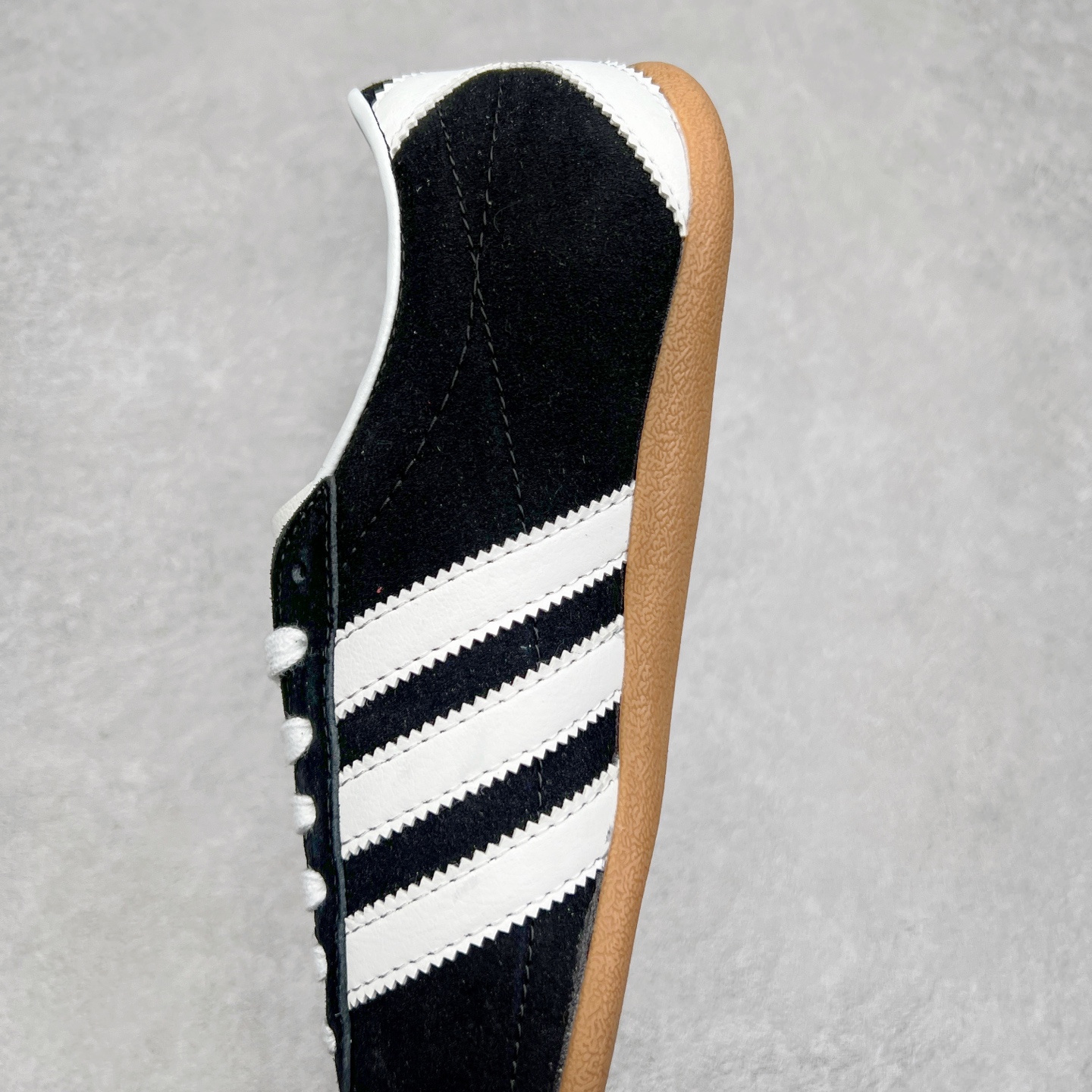 图片[7]-AD Originals Tokyo 东京限定系列复古百搭薄底德训风低帮休闲运动T头鞋 JI0183 ORIGINALS 挖掘复古运动基因，文 将经典与现代完美融合，推出薄底鞋系列，引起潮流趋势。此次COSTS带来的是ADIDAS ORIGINALS TOKYO系列黑白两款百搭配色，鞋款鞋面舒适贴合脚面， 同时采用柔软材质，穿着轻便舒适；中底缓震性能，鞋底有一定弹性，日常穿搭舒适且防滑。尺码：35⅔ 36 36⅔ 37⅓ 38 38⅔ 39⅓ 40 40⅔ 41⅓ 42 42⅔ 43⅓ 44 45-选品中心