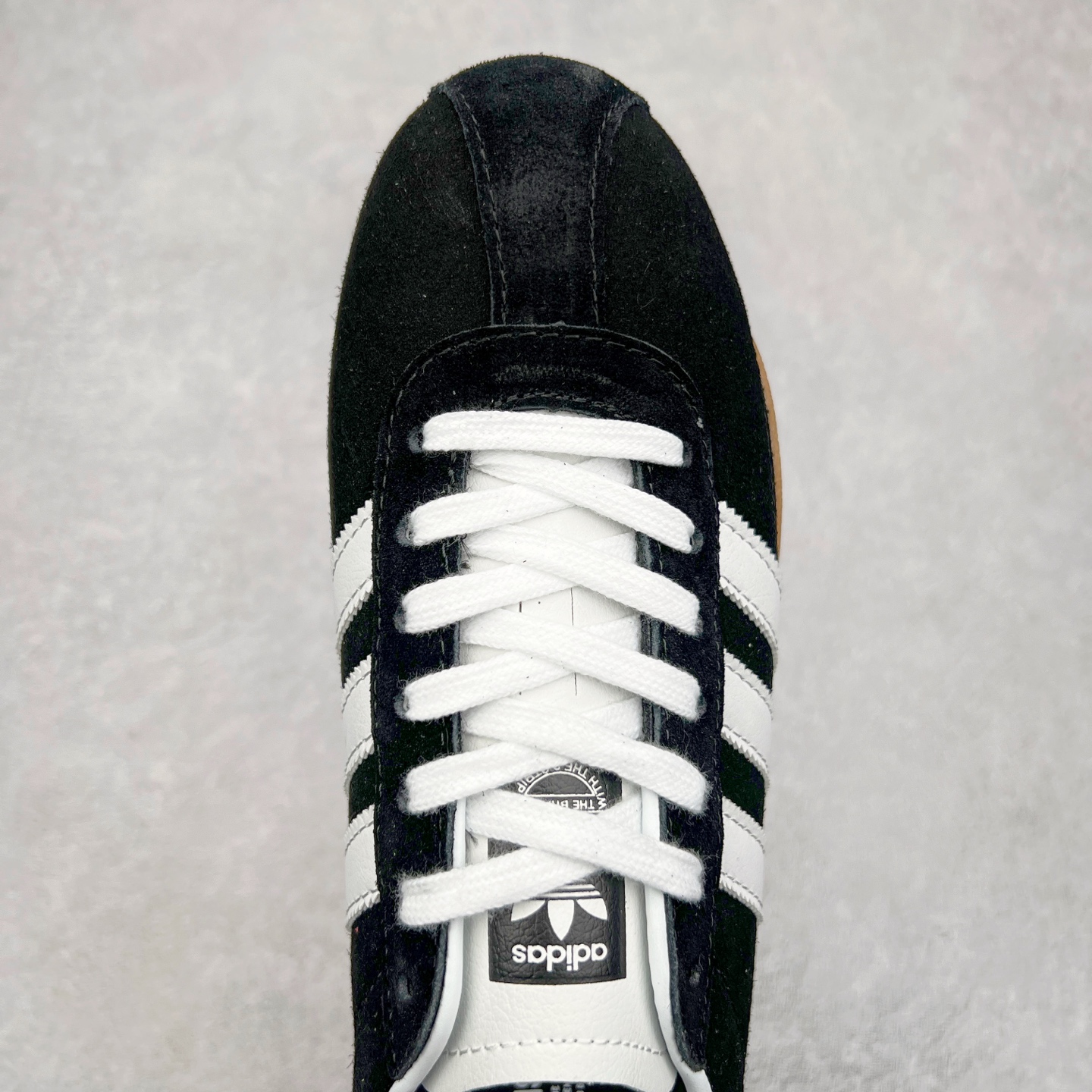 图片[4]-AD Originals Tokyo 东京限定系列复古百搭薄底德训风低帮休闲运动T头鞋 JI0183 ORIGINALS 挖掘复古运动基因，文 将经典与现代完美融合，推出薄底鞋系列，引起潮流趋势。此次COSTS带来的是ADIDAS ORIGINALS TOKYO系列黑白两款百搭配色，鞋款鞋面舒适贴合脚面， 同时采用柔软材质，穿着轻便舒适；中底缓震性能，鞋底有一定弹性，日常穿搭舒适且防滑。尺码：35⅔ 36 36⅔ 37⅓ 38 38⅔ 39⅓ 40 40⅔ 41⅓ 42 42⅔ 43⅓ 44 45-选品中心