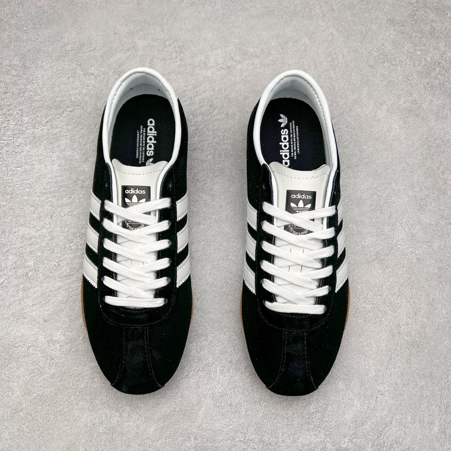 图片[2]-AD Originals Tokyo 东京限定系列复古百搭薄底德训风低帮休闲运动T头鞋 JI0183 ORIGINALS 挖掘复古运动基因，文 将经典与现代完美融合，推出薄底鞋系列，引起潮流趋势。此次COSTS带来的是ADIDAS ORIGINALS TOKYO系列黑白两款百搭配色，鞋款鞋面舒适贴合脚面， 同时采用柔软材质，穿着轻便舒适；中底缓震性能，鞋底有一定弹性，日常穿搭舒适且防滑。尺码：35⅔ 36 36⅔ 37⅓ 38 38⅔ 39⅓ 40 40⅔ 41⅓ 42 42⅔ 43⅓ 44 45-选品中心