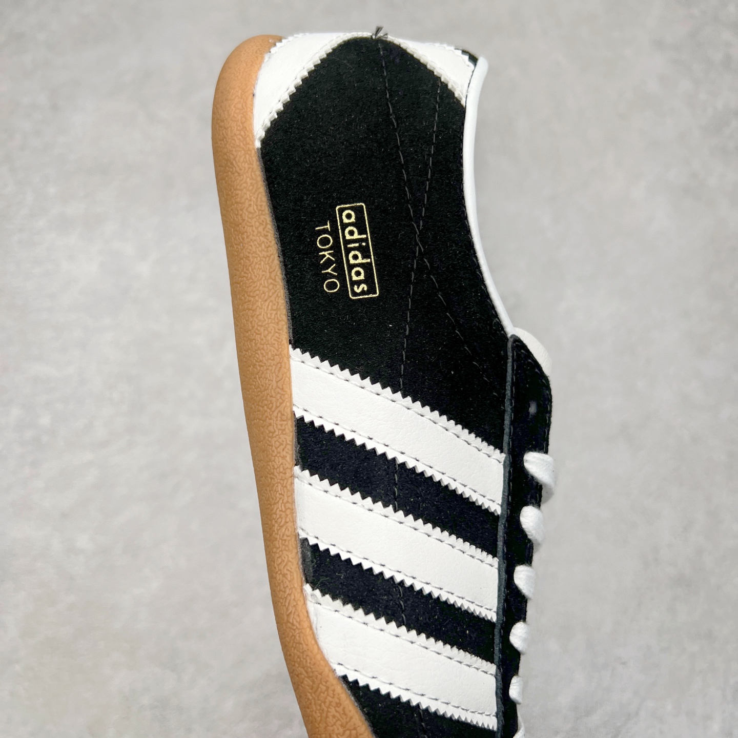 图片[6]-AD Originals Tokyo 东京限定系列复古百搭薄底德训风低帮休闲运动T头鞋 JI0183 ORIGINALS 挖掘复古运动基因，文 将经典与现代完美融合，推出薄底鞋系列，引起潮流趋势。此次COSTS带来的是ADIDAS ORIGINALS TOKYO系列黑白两款百搭配色，鞋款鞋面舒适贴合脚面， 同时采用柔软材质，穿着轻便舒适；中底缓震性能，鞋底有一定弹性，日常穿搭舒适且防滑。尺码：35⅔ 36 36⅔ 37⅓ 38 38⅔ 39⅓ 40 40⅔ 41⅓ 42 42⅔ 43⅓ 44 45-选品中心