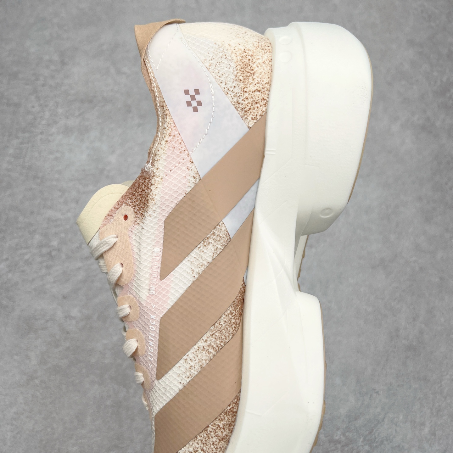 图片[7]-AD Adizero Eva SL M 零度进化版系列低帮轻便透气竞速休闲运动慢跑鞋 JR6359 相信大家对去年 adidas 横空出世的「顶级超跑」adiZero Adios Pro EVO 1 记忆犹新！不仅登顶阿迪史上最轻跑鞋宝座，更在接下来的全球马拉松赛事中，持续书写着惊人成绩，被网友戏称新一代「阿迪神鞋」全网刷屏！极简设计语言与强烈速度感和存在感的鞋侧三线，让人过目不忘，特别种草！其中定位于中长跑训练的 adidas Adizero Evo SL，整体外观造型与 adiZero Adios Pro EVO 1 非常相似。中底配置方面搭载全掌 Lightstrike Pro，鞋面采用透气网面示人，契合日常训练鞋的定位，更加耐用。外底给到了马牌橡胶，及类似上代竞速旗舰 adidas Adizero Adios Pro 3 区域分布。整体看下来无论是外观的鲜明辨识度，还是配置的扎实程度都很顶。尺码：36 36⅔ 37⅓ 38 38⅔ 39⅓ 40 40⅔ 41⅓ 42 42⅔ 43⅓ 44 45-选品中心