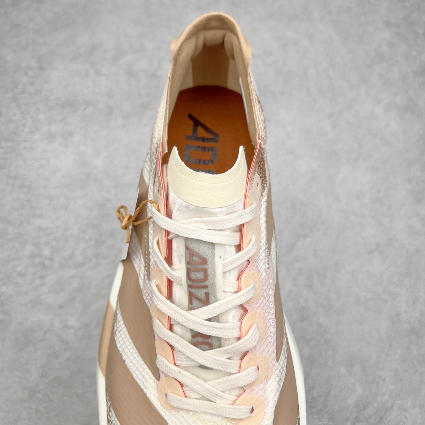 图片[5]-AD Adizero Eva SL M 零度进化版系列低帮轻便透气竞速休闲运动慢跑鞋 JR6359 相信大家对去年 adidas 横空出世的「顶级超跑」adiZero Adios Pro EVO 1 记忆犹新！不仅登顶阿迪史上最轻跑鞋宝座，更在接下来的全球马拉松赛事中，持续书写着惊人成绩，被网友戏称新一代「阿迪神鞋」全网刷屏！极简设计语言与强烈速度感和存在感的鞋侧三线，让人过目不忘，特别种草！其中定位于中长跑训练的 adidas Adizero Evo SL，整体外观造型与 adiZero Adios Pro EVO 1 非常相似。中底配置方面搭载全掌 Lightstrike Pro，鞋面采用透气网面示人，契合日常训练鞋的定位，更加耐用。外底给到了马牌橡胶，及类似上代竞速旗舰 adidas Adizero Adios Pro 3 区域分布。整体看下来无论是外观的鲜明辨识度，还是配置的扎实程度都很顶。尺码：36 36⅔ 37⅓ 38 38⅔ 39⅓ 40 40⅔ 41⅓ 42 42⅔ 43⅓ 44 45-选品中心