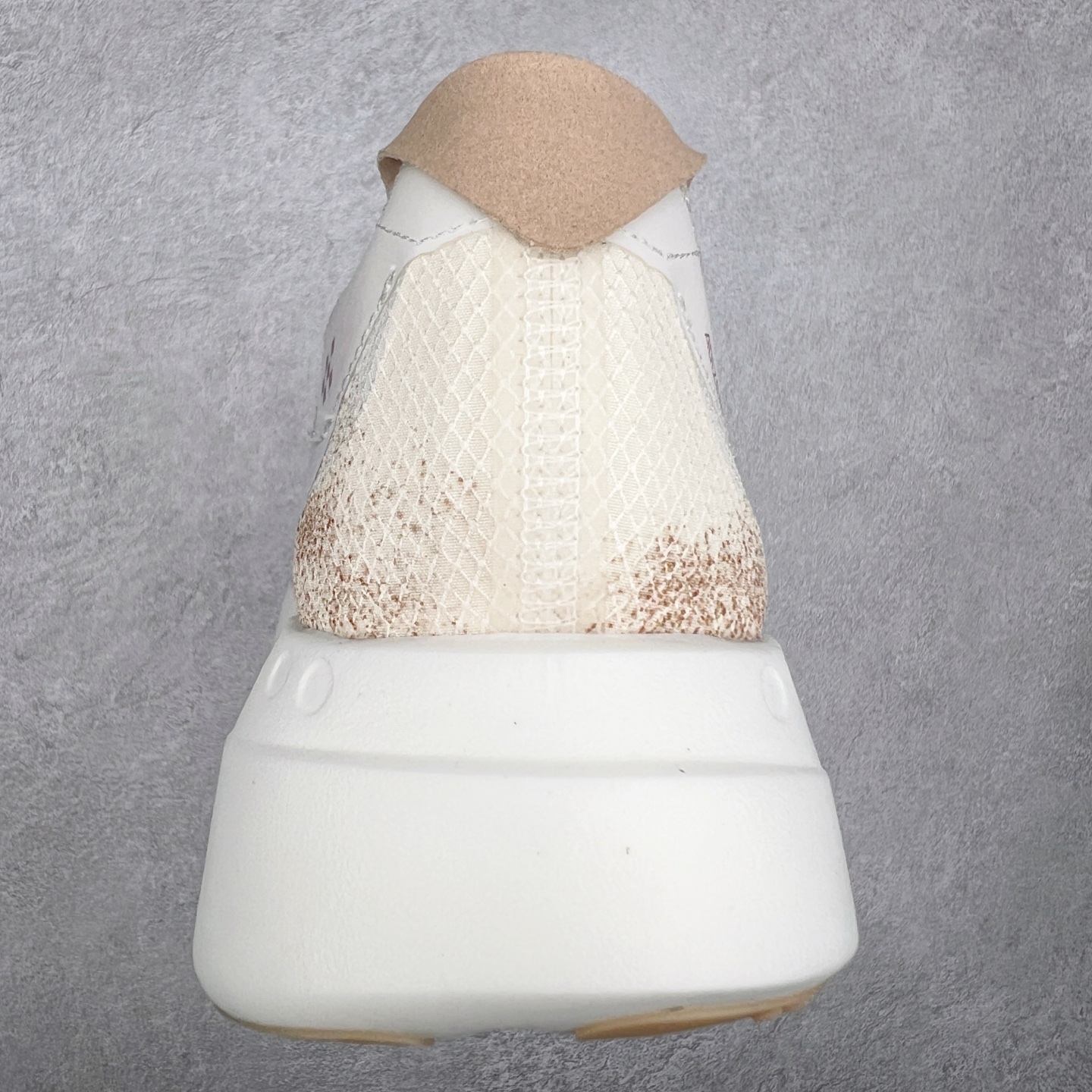 图片[8]-AD Adizero Eva SL M 零度进化版系列低帮轻便透气竞速休闲运动慢跑鞋 JR6359 相信大家对去年 adidas 横空出世的「顶级超跑」adiZero Adios Pro EVO 1 记忆犹新！不仅登顶阿迪史上最轻跑鞋宝座，更在接下来的全球马拉松赛事中，持续书写着惊人成绩，被网友戏称新一代「阿迪神鞋」全网刷屏！极简设计语言与强烈速度感和存在感的鞋侧三线，让人过目不忘，特别种草！其中定位于中长跑训练的 adidas Adizero Evo SL，整体外观造型与 adiZero Adios Pro EVO 1 非常相似。中底配置方面搭载全掌 Lightstrike Pro，鞋面采用透气网面示人，契合日常训练鞋的定位，更加耐用。外底给到了马牌橡胶，及类似上代竞速旗舰 adidas Adizero Adios Pro 3 区域分布。整体看下来无论是外观的鲜明辨识度，还是配置的扎实程度都很顶。尺码：36 36⅔ 37⅓ 38 38⅔ 39⅓ 40 40⅔ 41⅓ 42 42⅔ 43⅓ 44 45-选品中心