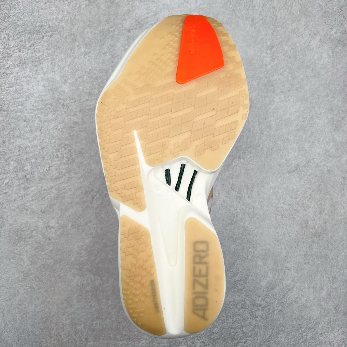 图片[9]-AD Adizero Eva SL M 零度进化版系列低帮轻便透气竞速休闲运动慢跑鞋 JR6359 相信大家对去年 adidas 横空出世的「顶级超跑」adiZero Adios Pro EVO 1 记忆犹新！不仅登顶阿迪史上最轻跑鞋宝座，更在接下来的全球马拉松赛事中，持续书写着惊人成绩，被网友戏称新一代「阿迪神鞋」全网刷屏！极简设计语言与强烈速度感和存在感的鞋侧三线，让人过目不忘，特别种草！其中定位于中长跑训练的 adidas Adizero Evo SL，整体外观造型与 adiZero Adios Pro EVO 1 非常相似。中底配置方面搭载全掌 Lightstrike Pro，鞋面采用透气网面示人，契合日常训练鞋的定位，更加耐用。外底给到了马牌橡胶，及类似上代竞速旗舰 adidas Adizero Adios Pro 3 区域分布。整体看下来无论是外观的鲜明辨识度，还是配置的扎实程度都很顶。尺码：36 36⅔ 37⅓ 38 38⅔ 39⅓ 40 40⅔ 41⅓ 42 42⅔ 43⅓ 44 45-选品中心