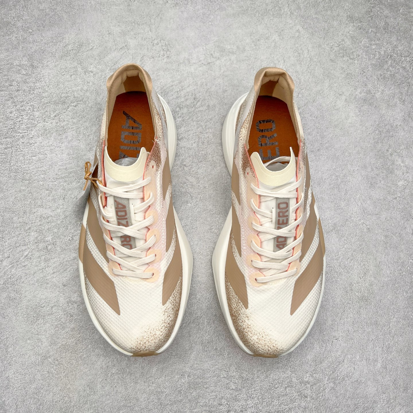 图片[2]-AD Adizero Eva SL M 零度进化版系列低帮轻便透气竞速休闲运动慢跑鞋 JR6359 相信大家对去年 adidas 横空出世的「顶级超跑」adiZero Adios Pro EVO 1 记忆犹新！不仅登顶阿迪史上最轻跑鞋宝座，更在接下来的全球马拉松赛事中，持续书写着惊人成绩，被网友戏称新一代「阿迪神鞋」全网刷屏！极简设计语言与强烈速度感和存在感的鞋侧三线，让人过目不忘，特别种草！其中定位于中长跑训练的 adidas Adizero Evo SL，整体外观造型与 adiZero Adios Pro EVO 1 非常相似。中底配置方面搭载全掌 Lightstrike Pro，鞋面采用透气网面示人，契合日常训练鞋的定位，更加耐用。外底给到了马牌橡胶，及类似上代竞速旗舰 adidas Adizero Adios Pro 3 区域分布。整体看下来无论是外观的鲜明辨识度，还是配置的扎实程度都很顶。尺码：36 36⅔ 37⅓ 38 38⅔ 39⅓ 40 40⅔ 41⅓ 42 42⅔ 43⅓ 44 45-选品中心