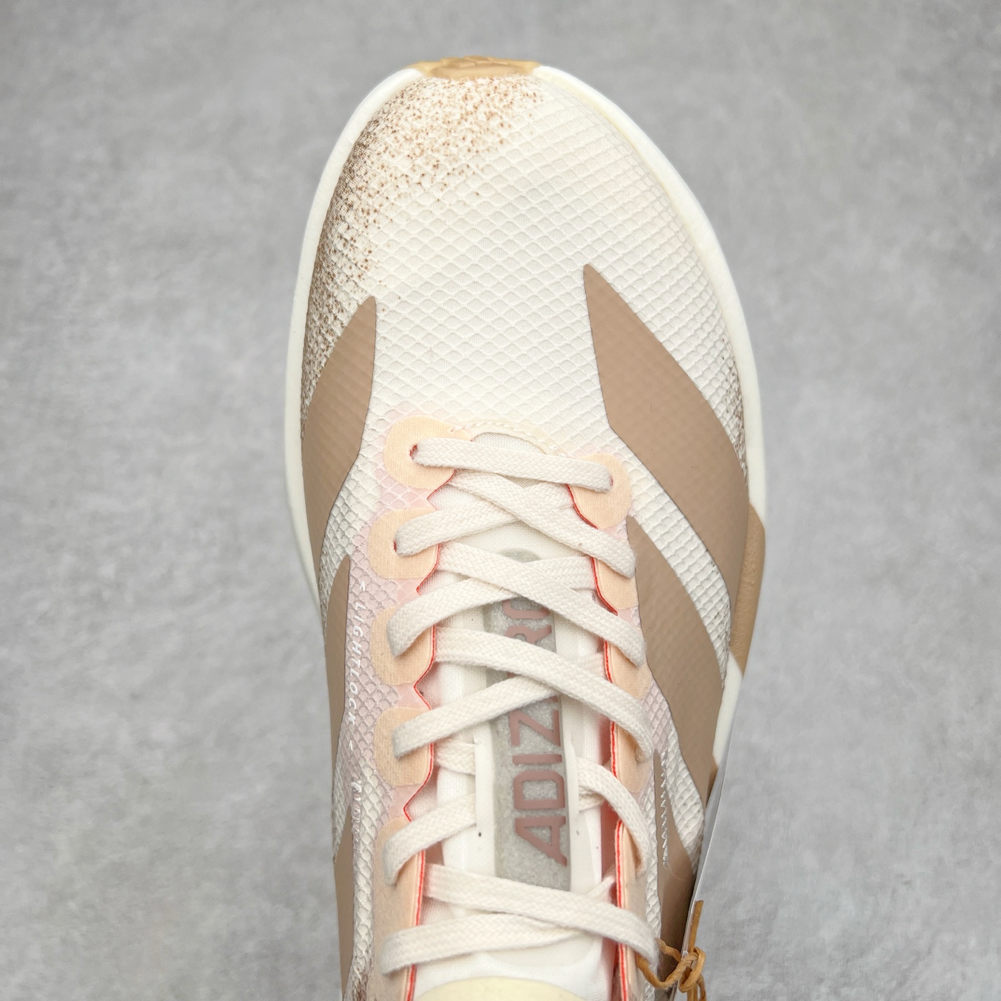 图片[4]-AD Adizero Eva SL M 零度进化版系列低帮轻便透气竞速休闲运动慢跑鞋 JR6359 相信大家对去年 adidas 横空出世的「顶级超跑」adiZero Adios Pro EVO 1 记忆犹新！不仅登顶阿迪史上最轻跑鞋宝座，更在接下来的全球马拉松赛事中，持续书写着惊人成绩，被网友戏称新一代「阿迪神鞋」全网刷屏！极简设计语言与强烈速度感和存在感的鞋侧三线，让人过目不忘，特别种草！其中定位于中长跑训练的 adidas Adizero Evo SL，整体外观造型与 adiZero Adios Pro EVO 1 非常相似。中底配置方面搭载全掌 Lightstrike Pro，鞋面采用透气网面示人，契合日常训练鞋的定位，更加耐用。外底给到了马牌橡胶，及类似上代竞速旗舰 adidas Adizero Adios Pro 3 区域分布。整体看下来无论是外观的鲜明辨识度，还是配置的扎实程度都很顶。尺码：36 36⅔ 37⅓ 38 38⅔ 39⅓ 40 40⅔ 41⅓ 42 42⅔ 43⅓ 44 45-选品中心