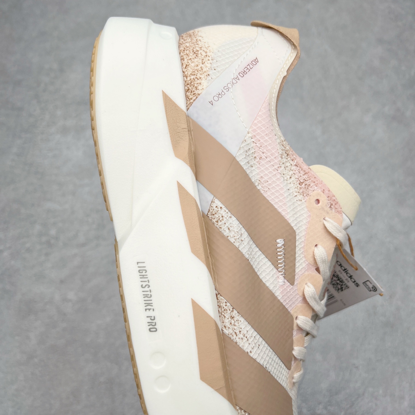 图片[6]-AD Adizero Eva SL M 零度进化版系列低帮轻便透气竞速休闲运动慢跑鞋 JR6359 相信大家对去年 adidas 横空出世的「顶级超跑」adiZero Adios Pro EVO 1 记忆犹新！不仅登顶阿迪史上最轻跑鞋宝座，更在接下来的全球马拉松赛事中，持续书写着惊人成绩，被网友戏称新一代「阿迪神鞋」全网刷屏！极简设计语言与强烈速度感和存在感的鞋侧三线，让人过目不忘，特别种草！其中定位于中长跑训练的 adidas Adizero Evo SL，整体外观造型与 adiZero Adios Pro EVO 1 非常相似。中底配置方面搭载全掌 Lightstrike Pro，鞋面采用透气网面示人，契合日常训练鞋的定位，更加耐用。外底给到了马牌橡胶，及类似上代竞速旗舰 adidas Adizero Adios Pro 3 区域分布。整体看下来无论是外观的鲜明辨识度，还是配置的扎实程度都很顶。尺码：36 36⅔ 37⅓ 38 38⅔ 39⅓ 40 40⅔ 41⅓ 42 42⅔ 43⅓ 44 45-选品中心