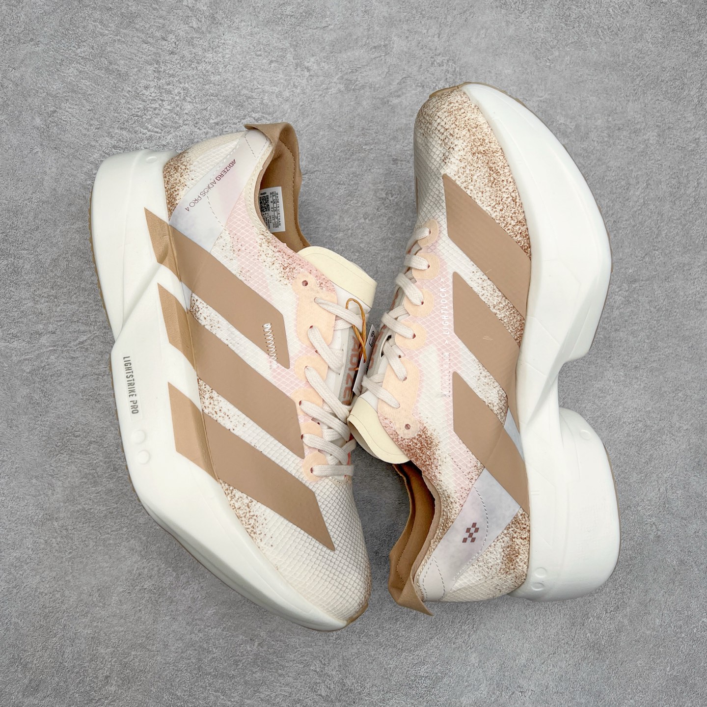 图片[3]-AD Adizero Eva SL M 零度进化版系列低帮轻便透气竞速休闲运动慢跑鞋 JR6359 相信大家对去年 adidas 横空出世的「顶级超跑」adiZero Adios Pro EVO 1 记忆犹新！不仅登顶阿迪史上最轻跑鞋宝座，更在接下来的全球马拉松赛事中，持续书写着惊人成绩，被网友戏称新一代「阿迪神鞋」全网刷屏！极简设计语言与强烈速度感和存在感的鞋侧三线，让人过目不忘，特别种草！其中定位于中长跑训练的 adidas Adizero Evo SL，整体外观造型与 adiZero Adios Pro EVO 1 非常相似。中底配置方面搭载全掌 Lightstrike Pro，鞋面采用透气网面示人，契合日常训练鞋的定位，更加耐用。外底给到了马牌橡胶，及类似上代竞速旗舰 adidas Adizero Adios Pro 3 区域分布。整体看下来无论是外观的鲜明辨识度，还是配置的扎实程度都很顶。尺码：36 36⅔ 37⅓ 38 38⅔ 39⅓ 40 40⅔ 41⅓ 42 42⅔ 43⅓ 44 45-选品中心