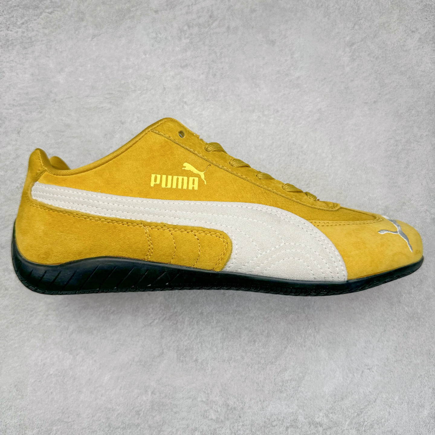 图片[7]-＃TG特价福利 PUMA Speedca OG 彪马极速赛车系列低帮德训风拼接复古百搭休闲运动赛车鞋 鞋款从80、90年代赛车手所穿的防火赛车鞋为原型，鞋身线条模仿了赛车的流线廓形，体现了空气动力学原理的结构。简约流畅的外观，恰好又和贯穿其中的Formstrip Logo融合恰到好处，视觉上细节丰富且协调。本次Speedcat OG鞋款归来，最大看点自然式保留了窄版鞋型以及薄底构造。这两年各品牌鞋底越做越厚，Speedcat反其道而行之，上脚几乎无鞋底的效果带来耳目一新的视觉体验。鞋面依旧是以质感细腻的麂皮材质打造，并且大面积近乎全包裹的使用，复古味道也愈发浓烈。配色上更是将最原始的黑色和红色带回，向F1赛车队的标志性队服致敬。相信让各位一眼种草的更多是出挑的大红色，上脚即可瞬间点亮整体造型，在以球鞋为核心的OOTD中脱颖而出。而另一款黑色则是低调的万金油，彰显新潮个性的同时又不喧宾夺主，也是热爱简约系穿搭朋友的首选。 尺码：35.5 36 37 37.5 38 38.5 39 40 40.5 41 42 42.5 43 44 44.5 45-选品中心