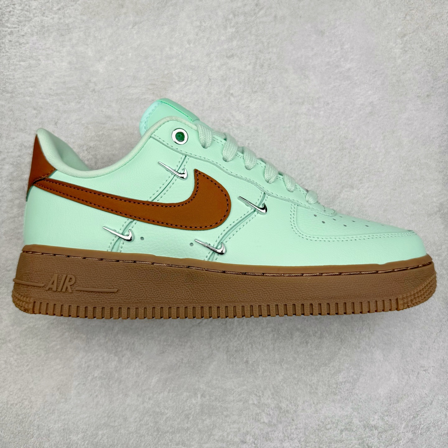 NK Air Force 1´07 Low 空军一号低帮百搭休闲运动板鞋 IB8894-329 柔软、弹性十足的缓震性能和出色的中底设计 横跨复古与现代的外型结合 造就出风靡全球 三十多年的Force 1 直到今天还深受青睐 尺码：36 36.5 37.5 38 38.5 39 40 40.5 41 42 42.5 43 44 44.5 45-选品中心