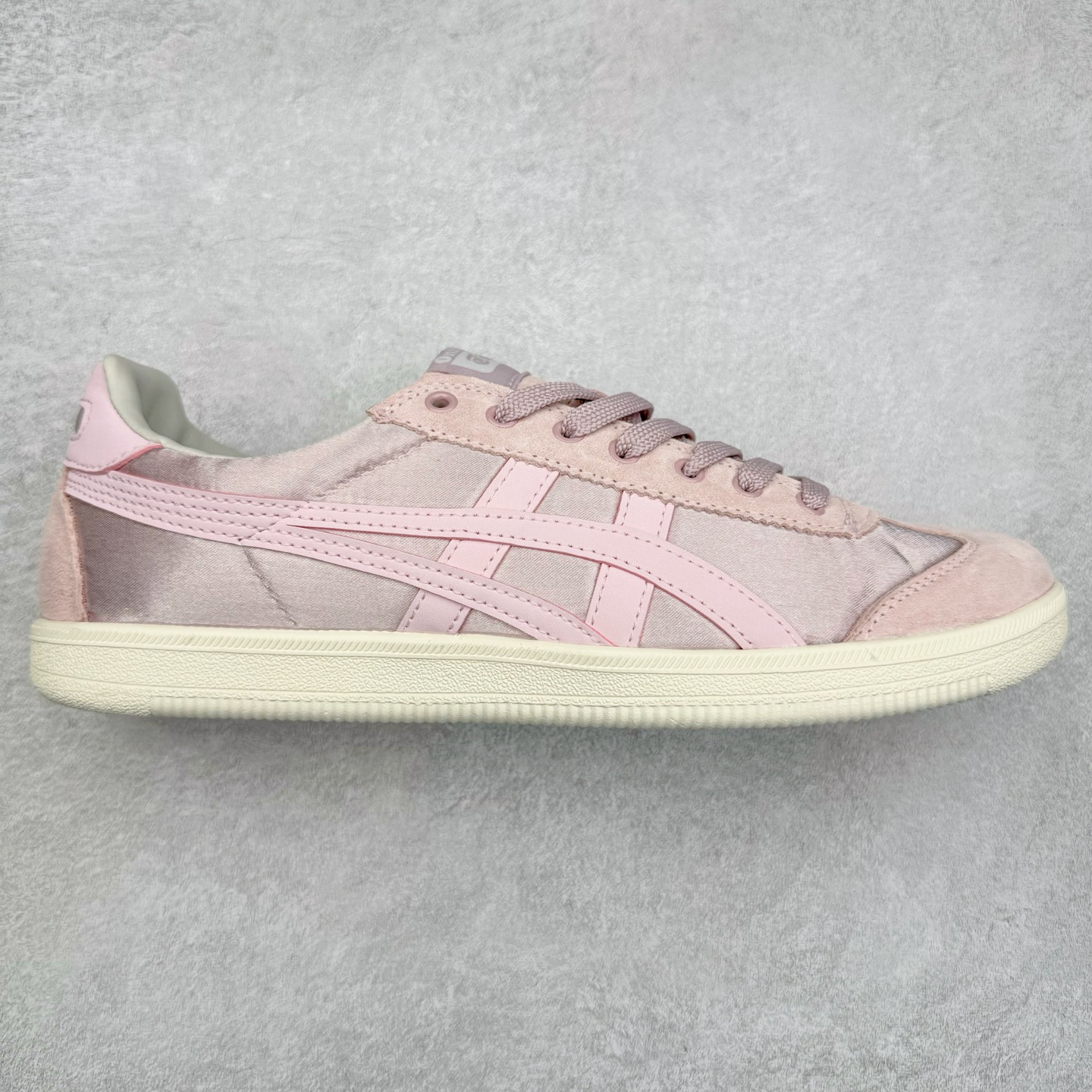 ＃特价福利 Asics Onitsuka Tige TOKUTEN 亚瑟士鬼冢虎男女士复古跑鞋街拍潮鞋低帮板鞋经典款中性复古运动鞋 轻盈舒适 时尚与复古与一体 轻盈的款式 适合夏天~简单的设定配合修长的线条 全鞋身均以麖皮打造 散发着日本新一代的潮流品味 无论配衬任何造型都能胜任 Tokuten 精神来自80年代的室内用鞋 T-TOE前足补强设计 环状中底底部结构 橡胶大底元素 防滑耐磨的同时保持着鞋子的轻盈 并提供良好牵引力 脚感柔软舒适 长时间行走也不会觉得脚部不适 经典复刻款 休闲百搭 中性款男女都可穿 尺码：36 37 37.5 38 39 40.5 41.5 42 42.5 43.5 44 45-选品中心