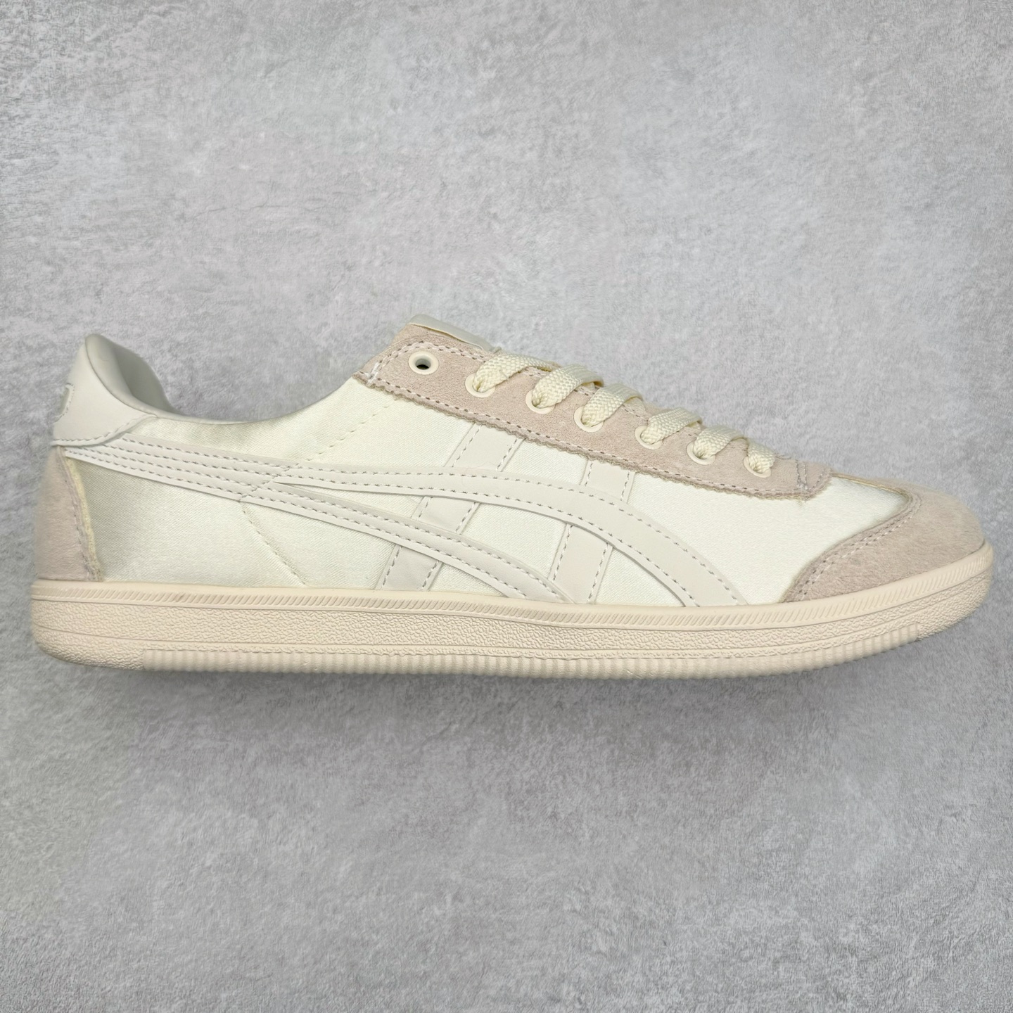 ＃特价福利 Asics Onitsuka Tige TOKUTEN 亚瑟士鬼冢虎男女士复古跑鞋街拍潮鞋低帮板鞋经典款中性复古运动鞋 轻盈舒适 时尚与复古与一体 轻盈的款式 适合夏天~简单的设定配合修长的线条 全鞋身均以麖皮打造 散发着日本新一代的潮流品味 无论配衬任何造型都能胜任 Tokuten 精神来自80年代的室内用鞋 T-TOE前足补强设计 环状中底底部结构 橡胶大底元素 防滑耐磨的同时保持着鞋子的轻盈 并提供良好牵引力 脚感柔软舒适 长时间行走也不会觉得脚部不适 经典复刻款 休闲百搭 中性款男女都可穿 尺码：36 37 37.5 38 39 40.5 41.5 42 42.5 43.5 44 45-选品中心