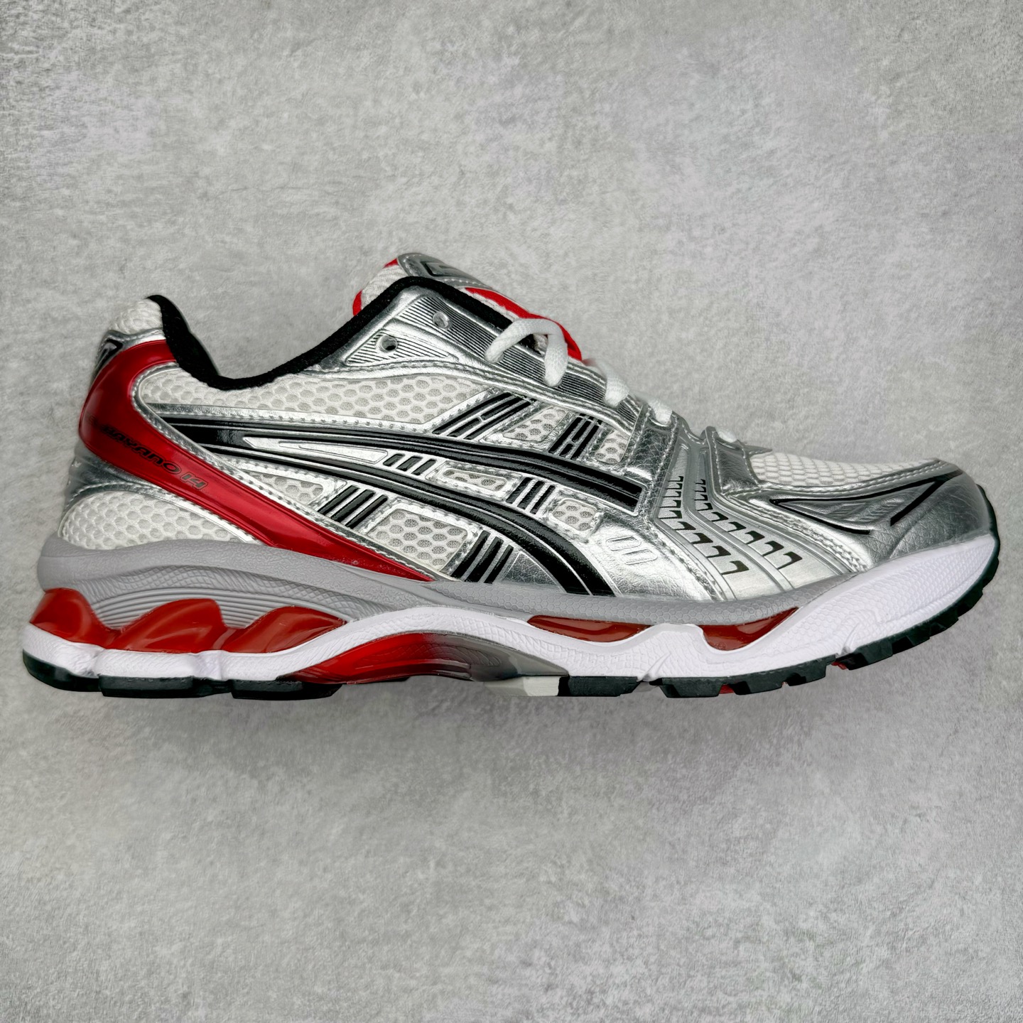 ＃HK纯原 ASICS GEL-KAYANO 14 亚瑟士K14系列户外复古潮流百搭织物合成革缓震休闲跑步鞋 原装纸板楦头开发 独家私模五层组合大底 原厂定制缓震硅胶加持 原盒原配 官方四联吊牌 原装Ortholite轻量化鞋垫 设计师 Hidenori Yamashita 以「Flash」一词为灵感 创造出未来感金属色鞋面 改造升级内在性能 由内而外全面革新 为 GEL-KAYANO 家族传承及经典跑鞋文化的延续 创下里程碑式作品 K14跑鞋重新诠释了复古的跑步形状 并以其 2000 年代后期的美学理念重新铺装 银色与蓝色的鞋面极为高档 网面铺陈与鞋面、鞋头多处细节位增添了透气性 鞋后跟部中底上以及多密度耐磨鞋底增加了 GEL 缓震胶 提供高抗冲击性、缓冲性、可保护脚部免受地面冲击的影响 穿着舒适性十足 尺码：35.5 36 37 37.5 38 39 39.5 40.5 41.5 42 42.5 43.5 44 45-选品中心