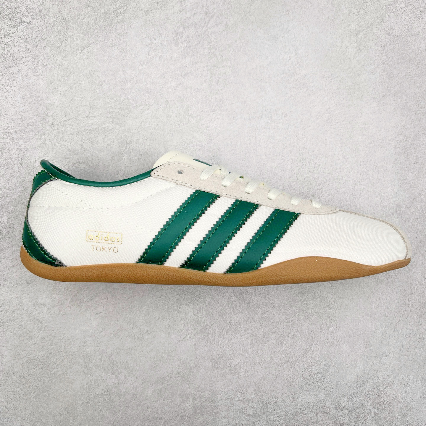 AD Originals Tokyo 东京限定系列复古百搭薄底德训风低帮休闲运动T头鞋 JP9705 ORIGINALS 挖掘复古运动基因，文 将经典与现代完美融合，推出薄底鞋系列，引起潮流趋势。此次COSTS带来的是ADIDAS ORIGINALS TOKYO系列黑白两款百搭配色，鞋款鞋面舒适贴合脚面， 同时采用柔软材质，穿着轻便舒适；中底缓震性能，鞋底有一定弹性，日常穿搭舒适且防滑。尺码：35⅔ 36 36⅔ 37⅓ 38 38⅔ 39⅓ 40 40⅔ 41⅓ 42 42⅔ 43⅓ 44 45-选品中心