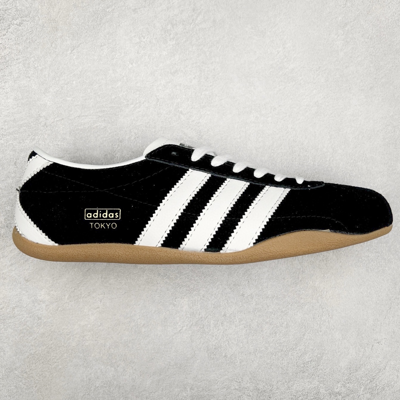AD Originals Tokyo 东京限定系列复古百搭薄底德训风低帮休闲运动T头鞋 JI0183 ORIGINALS 挖掘复古运动基因，文 将经典与现代完美融合，推出薄底鞋系列，引起潮流趋势。此次COSTS带来的是ADIDAS ORIGINALS TOKYO系列黑白两款百搭配色，鞋款鞋面舒适贴合脚面， 同时采用柔软材质，穿着轻便舒适；中底缓震性能，鞋底有一定弹性，日常穿搭舒适且防滑。尺码：35⅔ 36 36⅔ 37⅓ 38 38⅔ 39⅓ 40 40⅔ 41⅓ 42 42⅔ 43⅓ 44 45-选品中心