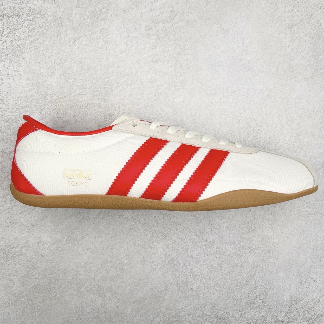 AD Originals Tokyo 东京限定系列复古百搭薄底德训风低帮休闲运动T头鞋 JI3300 ORIGINALS 挖掘复古运动基因，文 将经典与现代完美融合，推出薄底鞋系列，引起潮流趋势。此次COSTS带来的是ADIDAS ORIGINALS TOKYO系列黑白两款百搭配色，鞋款鞋面舒适贴合脚面， 同时采用柔软材质，穿着轻便舒适；中底缓震性能，鞋底有一定弹性，日常穿搭舒适且防滑。尺码：35⅔ 36 36⅔ 37⅓ 38 38⅔ 39⅓ 40 40⅔ 41⅓ 42 42⅔ 43⅓ 44 45-选品中心