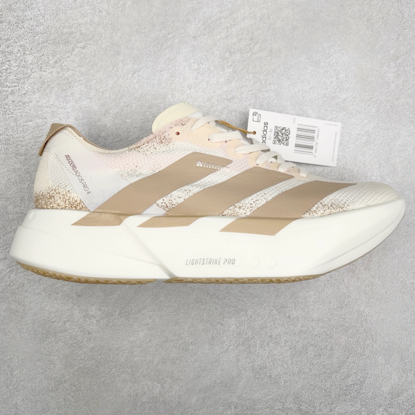 AD Adizero Eva SL M 零度进化版系列低帮轻便透气竞速休闲运动慢跑鞋 JR6359 相信大家对去年 adidas 横空出世的「顶级超跑」adiZero Adios Pro EVO 1 记忆犹新！不仅登顶阿迪史上最轻跑鞋宝座，更在接下来的全球马拉松赛事中，持续书写着惊人成绩，被网友戏称新一代「阿迪神鞋」全网刷屏！极简设计语言与强烈速度感和存在感的鞋侧三线，让人过目不忘，特别种草！其中定位于中长跑训练的 adidas Adizero Evo SL，整体外观造型与 adiZero Adios Pro EVO 1 非常相似。中底配置方面搭载全掌 Lightstrike Pro，鞋面采用透气网面示人，契合日常训练鞋的定位，更加耐用。外底给到了马牌橡胶，及类似上代竞速旗舰 adidas Adizero Adios Pro 3 区域分布。整体看下来无论是外观的鲜明辨识度，还是配置的扎实程度都很顶。尺码：36 36⅔ 37⅓ 38 38⅔ 39⅓ 40 40⅔ 41⅓ 42 42⅔ 43⅓ 44 45-选品中心