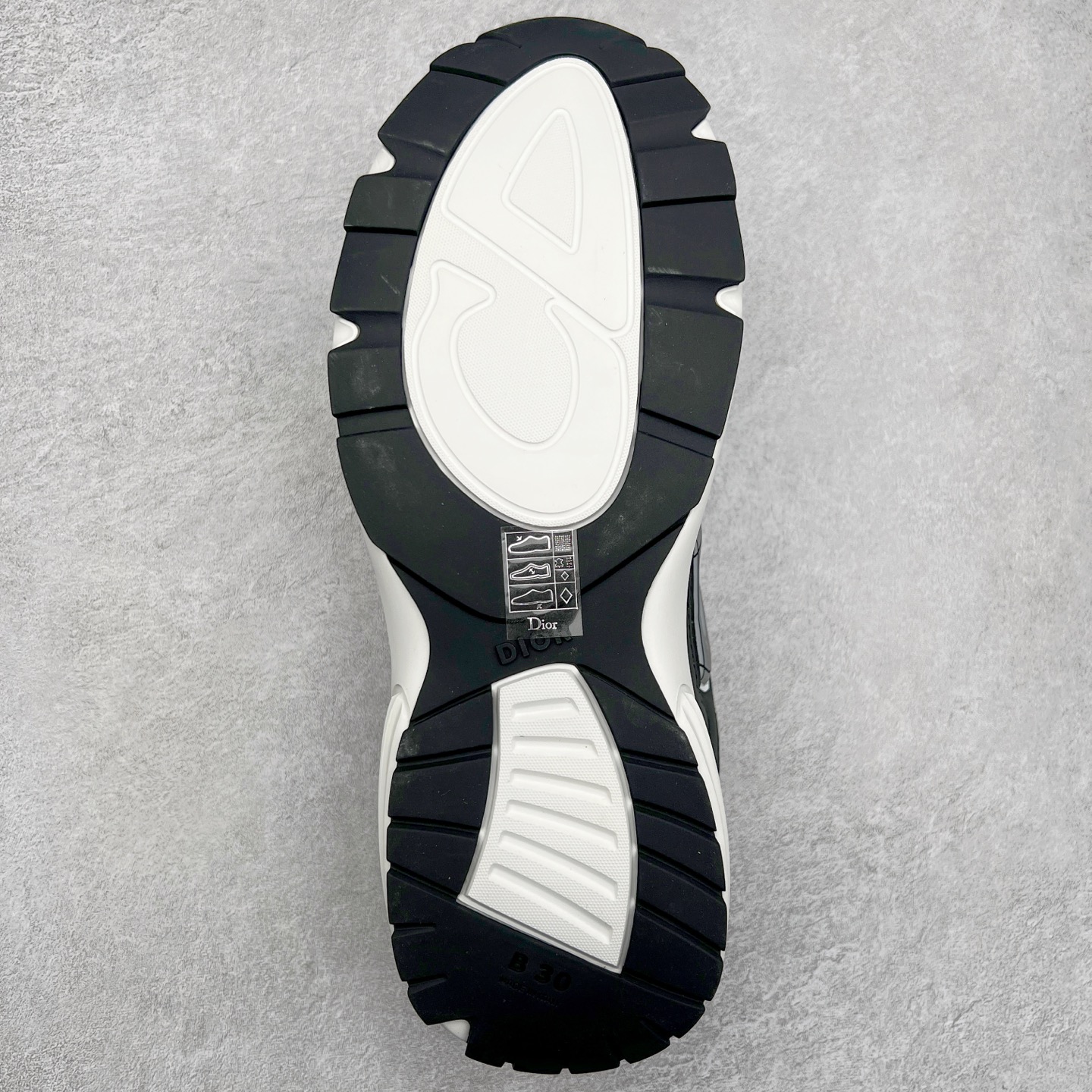 图片[9]-＃ZC总裁 Dior B30 迪奥网眼织物低帮运动休闲鞋 原版开模 海淘专供品质同渠道货源 全套专柜原装配件 该款系列采用黑网色眼织物白和色科技料面精心制 作饰以反光“CD30”图形标志 外格轻盈的刻雕效果橡胶鞋搭底配标志性点的缀提升格调 内弹部力细节塑造想理的舒适穿着体验可与各休式闲造型配搭 彰显尚时现代的运风动范 正常尺码：39 40 41 42 43 44 45-选品中心