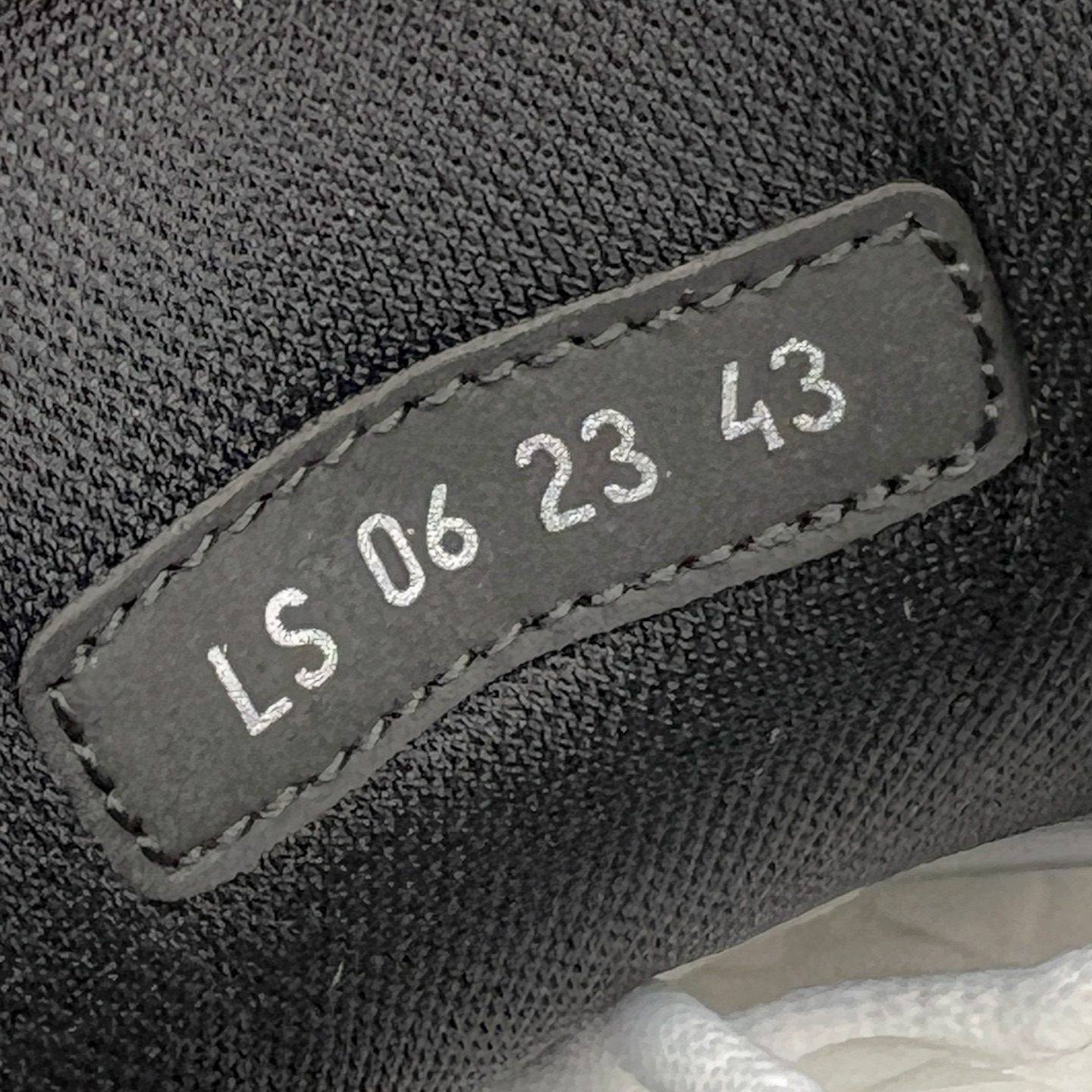 图片[12]-＃ZC总裁 Dior B30 迪奥网眼织物低帮运动休闲鞋 原版开模 海淘专供品质同渠道货源 全套专柜原装配件 该款系列采用黑网色眼织物白和色科技料面精心制 作饰以反光“CD30”图形标志 外格轻盈的刻雕效果橡胶鞋搭底配标志性点的缀提升格调 内弹部力细节塑造想理的舒适穿着体验可与各休式闲造型配搭 彰显尚时现代的运风动范 正常尺码：39 40 41 42 43 44 45-选品中心