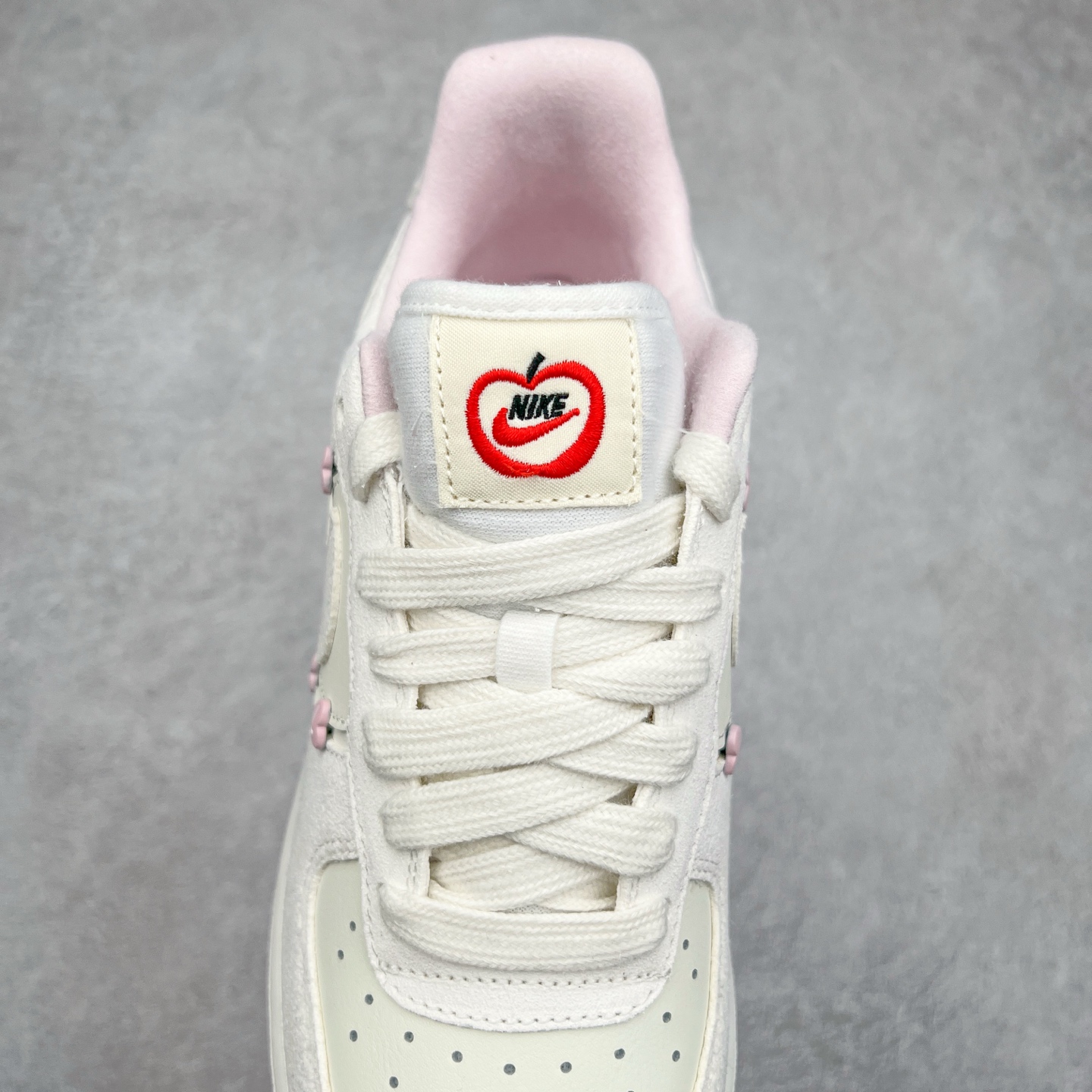 图片[5]-NK Air Force 1´07 Low 空军一号低帮百搭休闲运动板鞋 柔软、弹性十足的缓震性能和出色的中底设计 横跨复古与现代的外型结合 造就出风靡全球 三十多年的Force 1 直到今天还深受青睐 尺码：36 36.5 37.5 38 38.5 39 40 40.5 41 42 42.5 43 44 44.5 45-选品中心