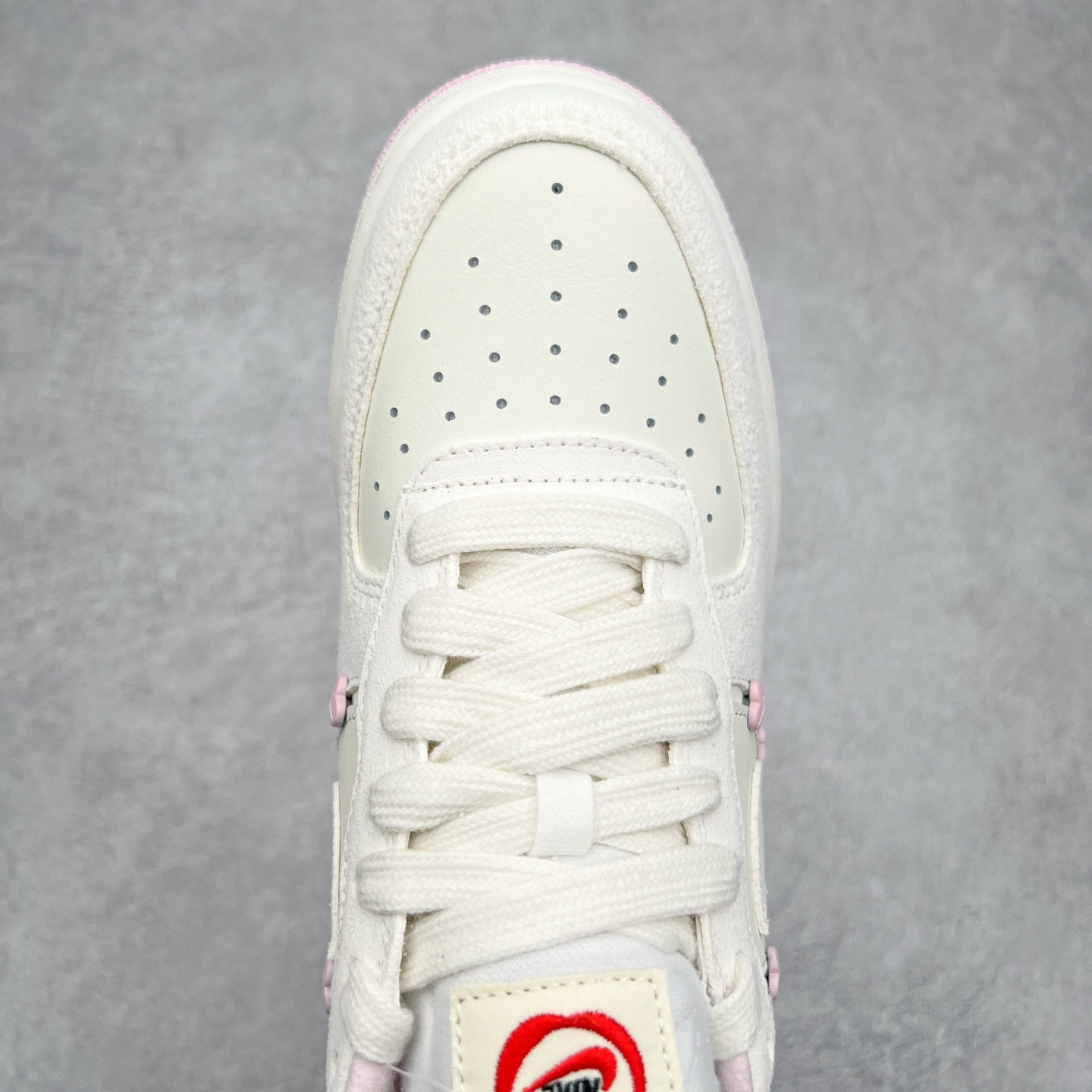 图片[4]-NK Air Force 1´07 Low 空军一号低帮百搭休闲运动板鞋 柔软、弹性十足的缓震性能和出色的中底设计 横跨复古与现代的外型结合 造就出风靡全球 三十多年的Force 1 直到今天还深受青睐 尺码：36 36.5 37.5 38 38.5 39 40 40.5 41 42 42.5 43 44 44.5 45-选品中心