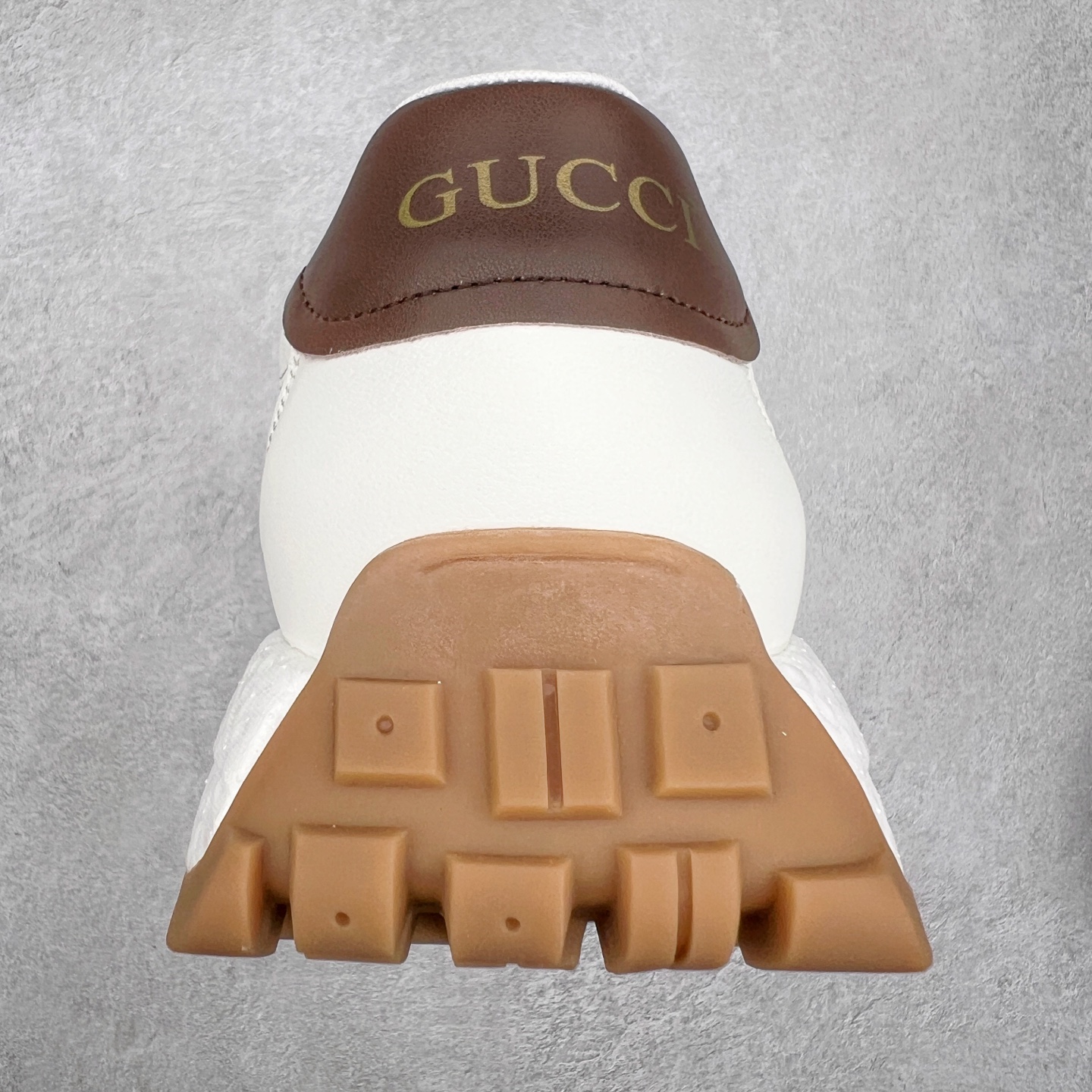 图片[8]-Gucci Chunky B Screener GG 古驰春季新款休闲运动鞋系列 广东大厂出品 原版盒子 官方一致原 原标原盒 官方全套配件 原装雪梨形超软沙绒纸团 手工上线 不开胶 该品牌鞋款在制作中使用的是环保植物胶水 采用厚底结构 巧妙运用外观设计、配色和材质三重元素 展现出复古风范 别致的橡胶发泡鞋底 搭配米色和乌木色经典GG帆布鞋身及同色调皮革滚边 突显时尚大气的品味 尺码：39 40 41 42 43 44 （皮鞋码）-选品中心