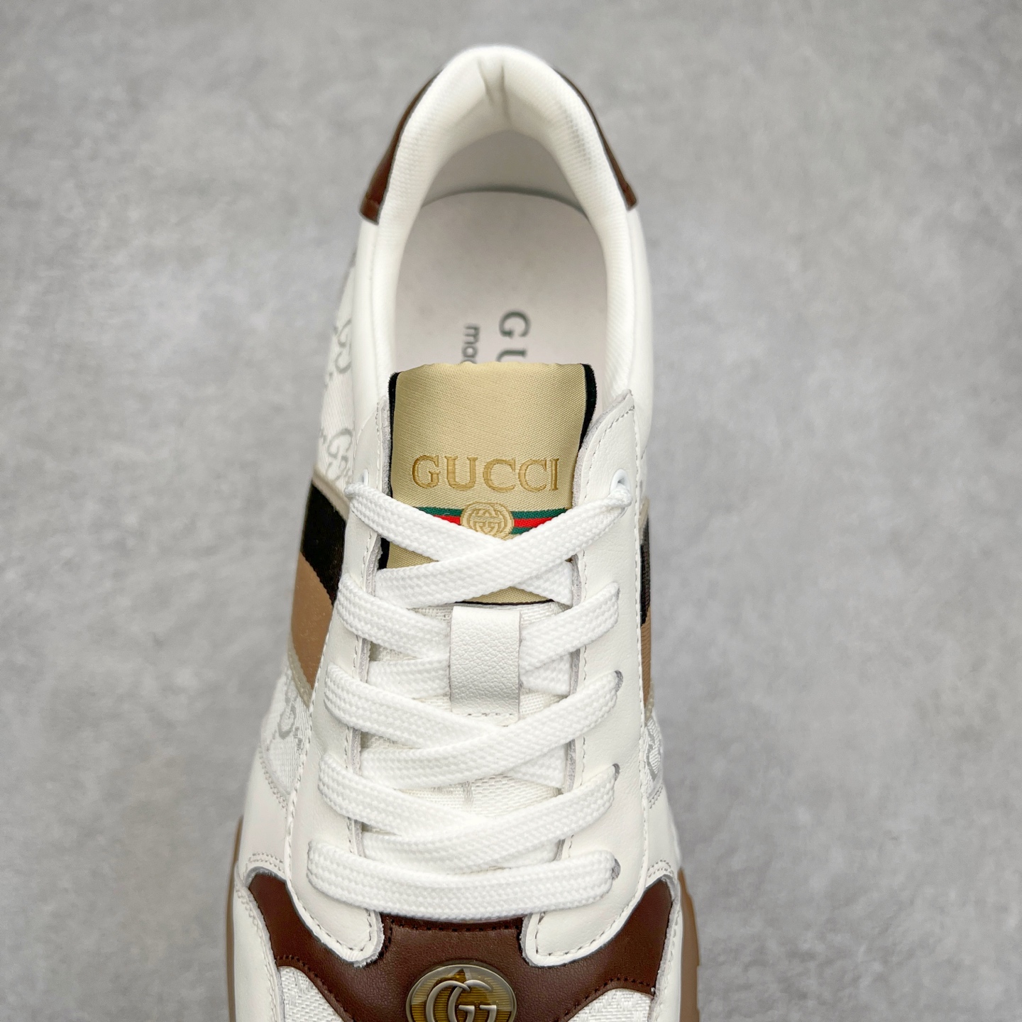 图片[5]-Gucci Chunky B Screener GG 古驰春季新款休闲运动鞋系列 广东大厂出品 原版盒子 官方一致原 原标原盒 官方全套配件 原装雪梨形超软沙绒纸团 手工上线 不开胶 该品牌鞋款在制作中使用的是环保植物胶水 采用厚底结构 巧妙运用外观设计、配色和材质三重元素 展现出复古风范 别致的橡胶发泡鞋底 搭配米色和乌木色经典GG帆布鞋身及同色调皮革滚边 突显时尚大气的品味 尺码：39 40 41 42 43 44 （皮鞋码）-选品中心