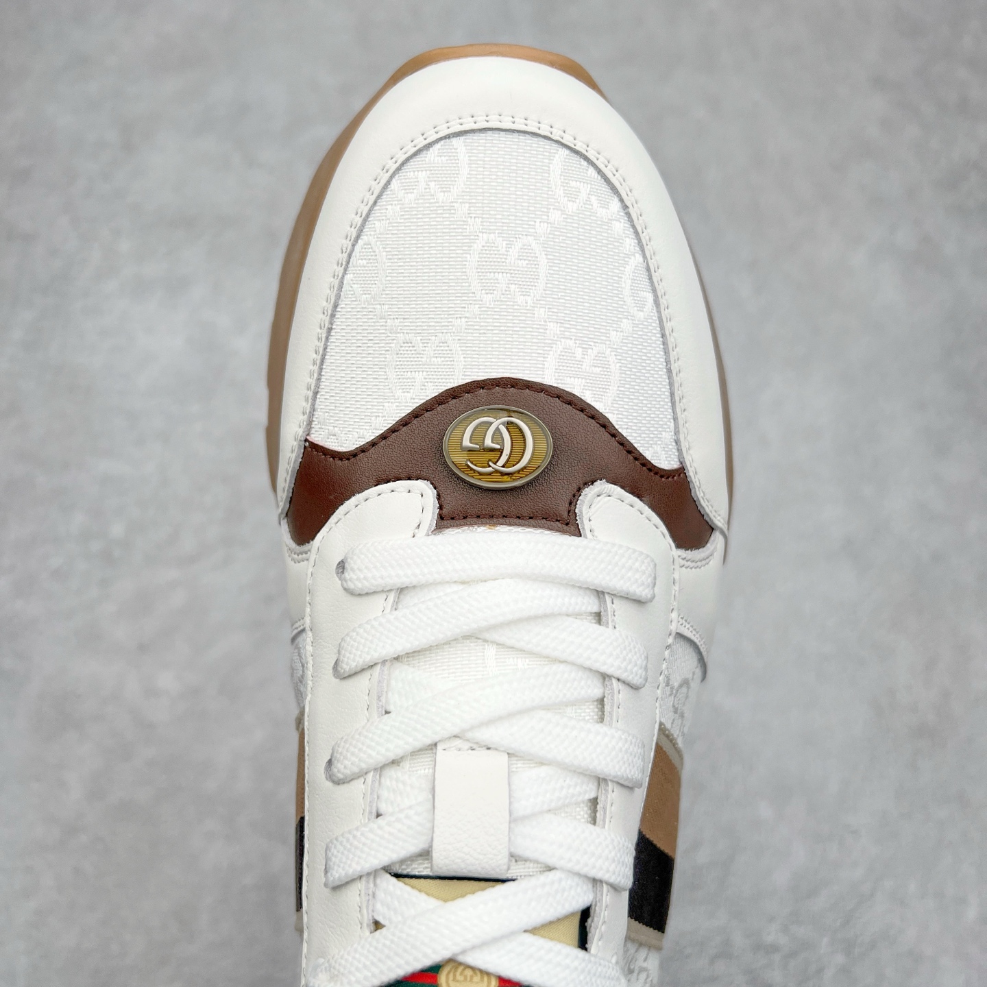 图片[4]-Gucci Chunky B Screener GG 古驰春季新款休闲运动鞋系列 广东大厂出品 原版盒子 官方一致原 原标原盒 官方全套配件 原装雪梨形超软沙绒纸团 手工上线 不开胶 该品牌鞋款在制作中使用的是环保植物胶水 采用厚底结构 巧妙运用外观设计、配色和材质三重元素 展现出复古风范 别致的橡胶发泡鞋底 搭配米色和乌木色经典GG帆布鞋身及同色调皮革滚边 突显时尚大气的品味 尺码：39 40 41 42 43 44 （皮鞋码）-选品中心