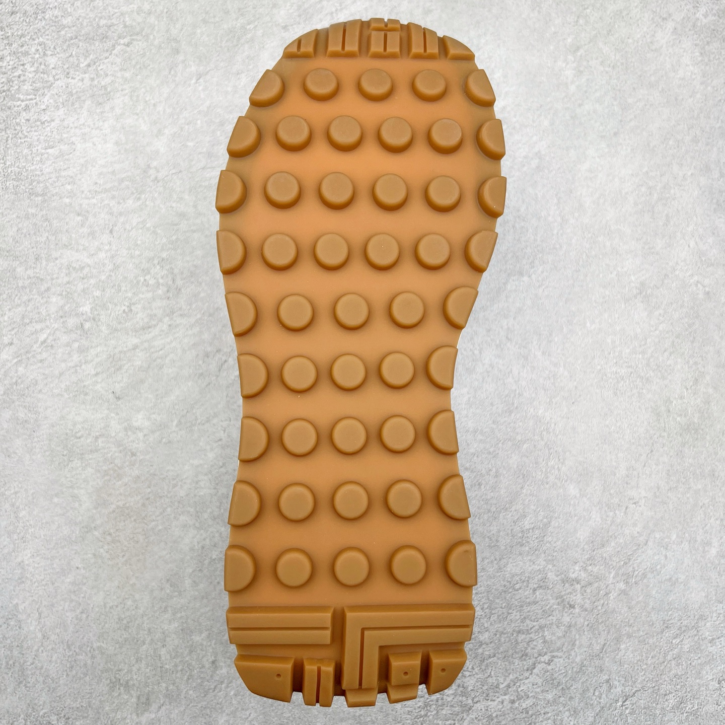 图片[9]-Gucci Chunky B Screener GG 古驰春季新款休闲运动鞋系列 广东大厂出品 原版盒子 官方一致原 原标原盒 官方全套配件 原装雪梨形超软沙绒纸团 手工上线 不开胶 该品牌鞋款在制作中使用的是环保植物胶水 采用厚底结构 巧妙运用外观设计、配色和材质三重元素 展现出复古风范 别致的橡胶发泡鞋底 搭配米色和乌木色经典GG帆布鞋身及同色调皮革滚边 突显时尚大气的品味 尺码：39 40 41 42 43 44 （皮鞋码）-选品中心