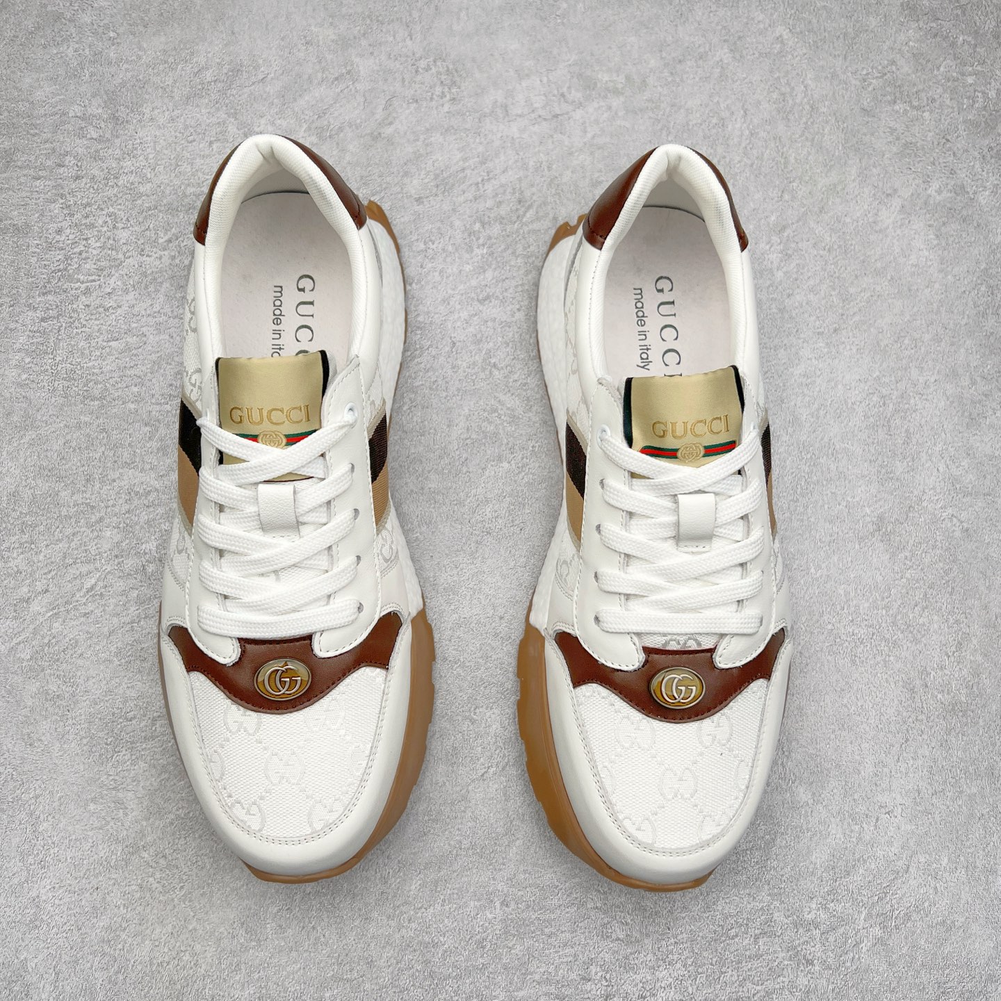 图片[2]-Gucci Chunky B Screener GG 古驰春季新款休闲运动鞋系列 广东大厂出品 原版盒子 官方一致原 原标原盒 官方全套配件 原装雪梨形超软沙绒纸团 手工上线 不开胶 该品牌鞋款在制作中使用的是环保植物胶水 采用厚底结构 巧妙运用外观设计、配色和材质三重元素 展现出复古风范 别致的橡胶发泡鞋底 搭配米色和乌木色经典GG帆布鞋身及同色调皮革滚边 突显时尚大气的品味 尺码：39 40 41 42 43 44 （皮鞋码）-选品中心