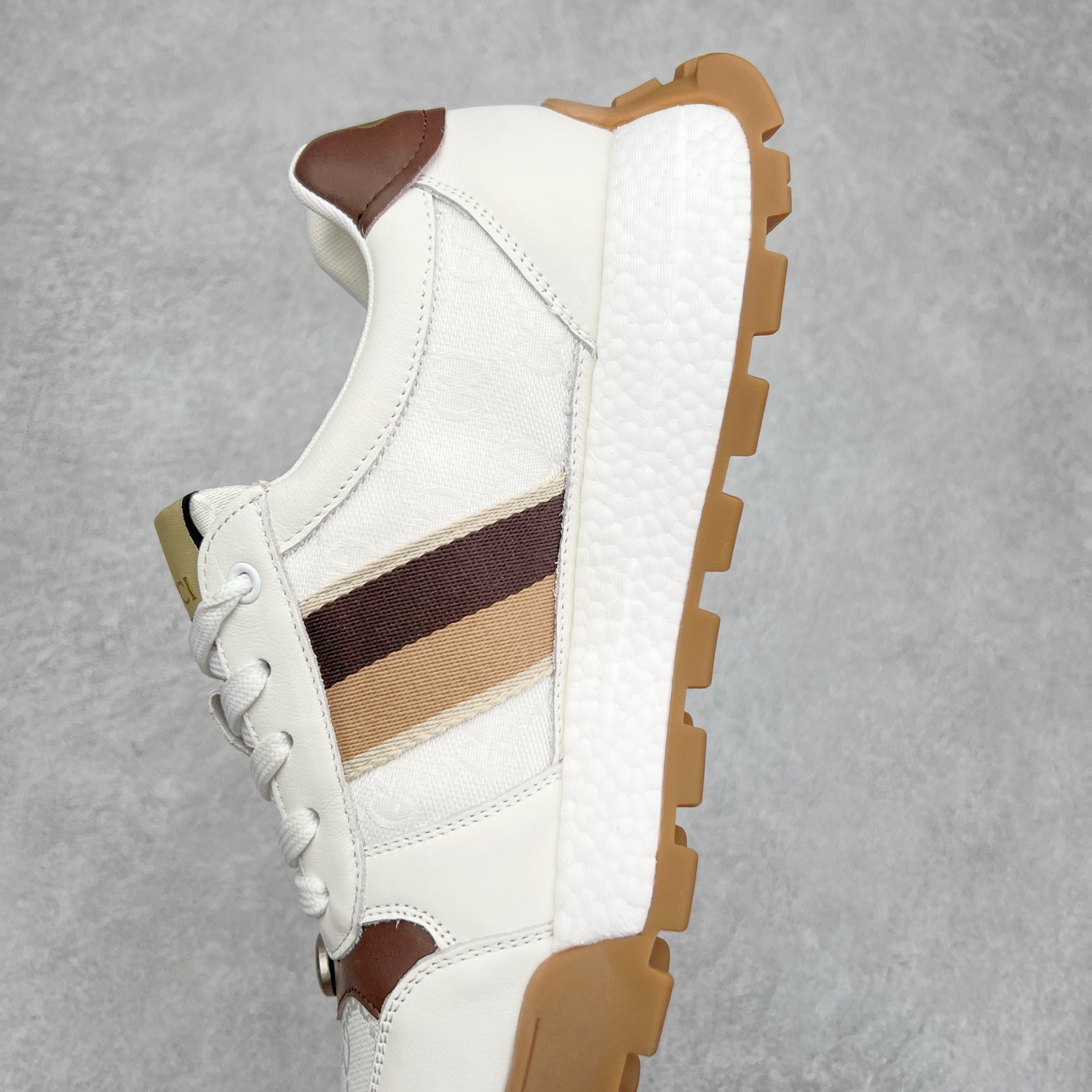 图片[7]-Gucci Chunky B Screener GG 古驰春季新款休闲运动鞋系列 广东大厂出品 原版盒子 官方一致原 原标原盒 官方全套配件 原装雪梨形超软沙绒纸团 手工上线 不开胶 该品牌鞋款在制作中使用的是环保植物胶水 采用厚底结构 巧妙运用外观设计、配色和材质三重元素 展现出复古风范 别致的橡胶发泡鞋底 搭配米色和乌木色经典GG帆布鞋身及同色调皮革滚边 突显时尚大气的品味 尺码：39 40 41 42 43 44 （皮鞋码）-选品中心