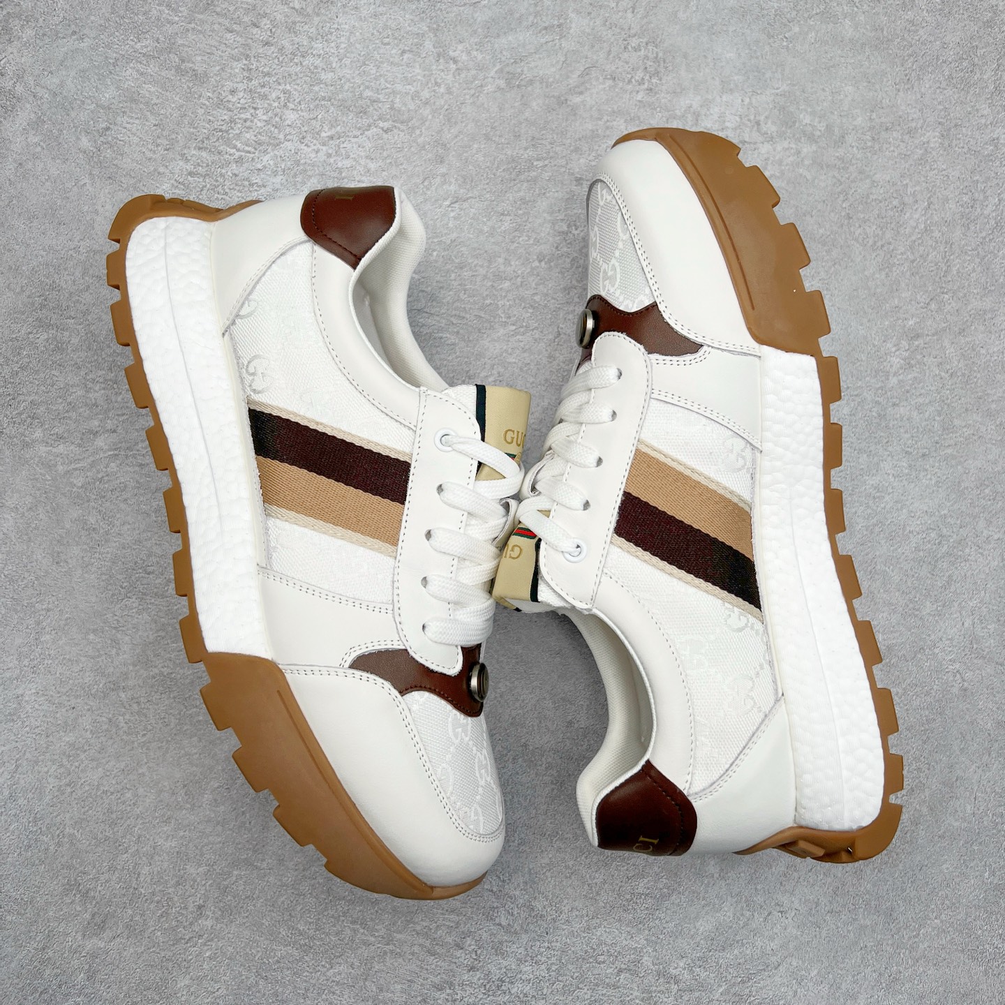 图片[3]-Gucci Chunky B Screener GG 古驰春季新款休闲运动鞋系列 广东大厂出品 原版盒子 官方一致原 原标原盒 官方全套配件 原装雪梨形超软沙绒纸团 手工上线 不开胶 该品牌鞋款在制作中使用的是环保植物胶水 采用厚底结构 巧妙运用外观设计、配色和材质三重元素 展现出复古风范 别致的橡胶发泡鞋底 搭配米色和乌木色经典GG帆布鞋身及同色调皮革滚边 突显时尚大气的品味 尺码：39 40 41 42 43 44 （皮鞋码）-选品中心