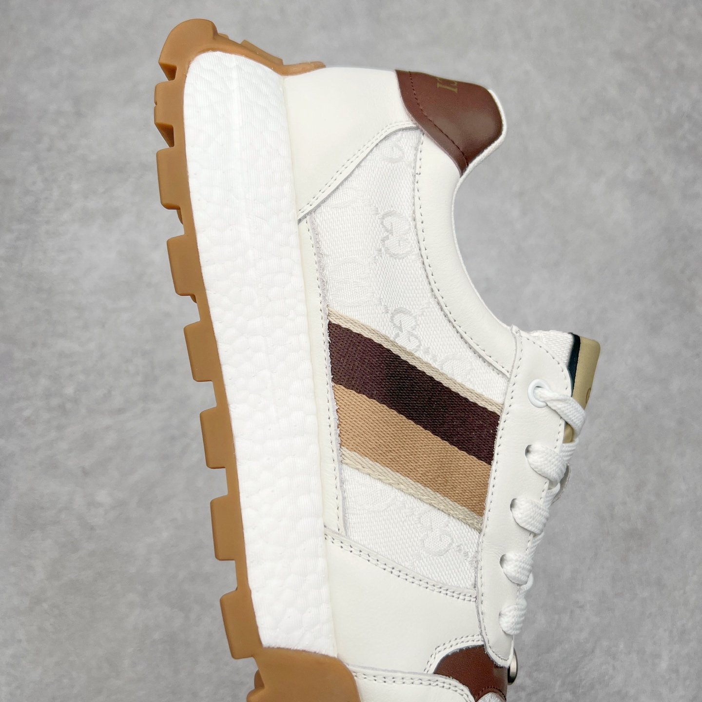 图片[6]-Gucci Chunky B Screener GG 古驰春季新款休闲运动鞋系列 广东大厂出品 原版盒子 官方一致原 原标原盒 官方全套配件 原装雪梨形超软沙绒纸团 手工上线 不开胶 该品牌鞋款在制作中使用的是环保植物胶水 采用厚底结构 巧妙运用外观设计、配色和材质三重元素 展现出复古风范 别致的橡胶发泡鞋底 搭配米色和乌木色经典GG帆布鞋身及同色调皮革滚边 突显时尚大气的品味 尺码：39 40 41 42 43 44 （皮鞋码）-选品中心